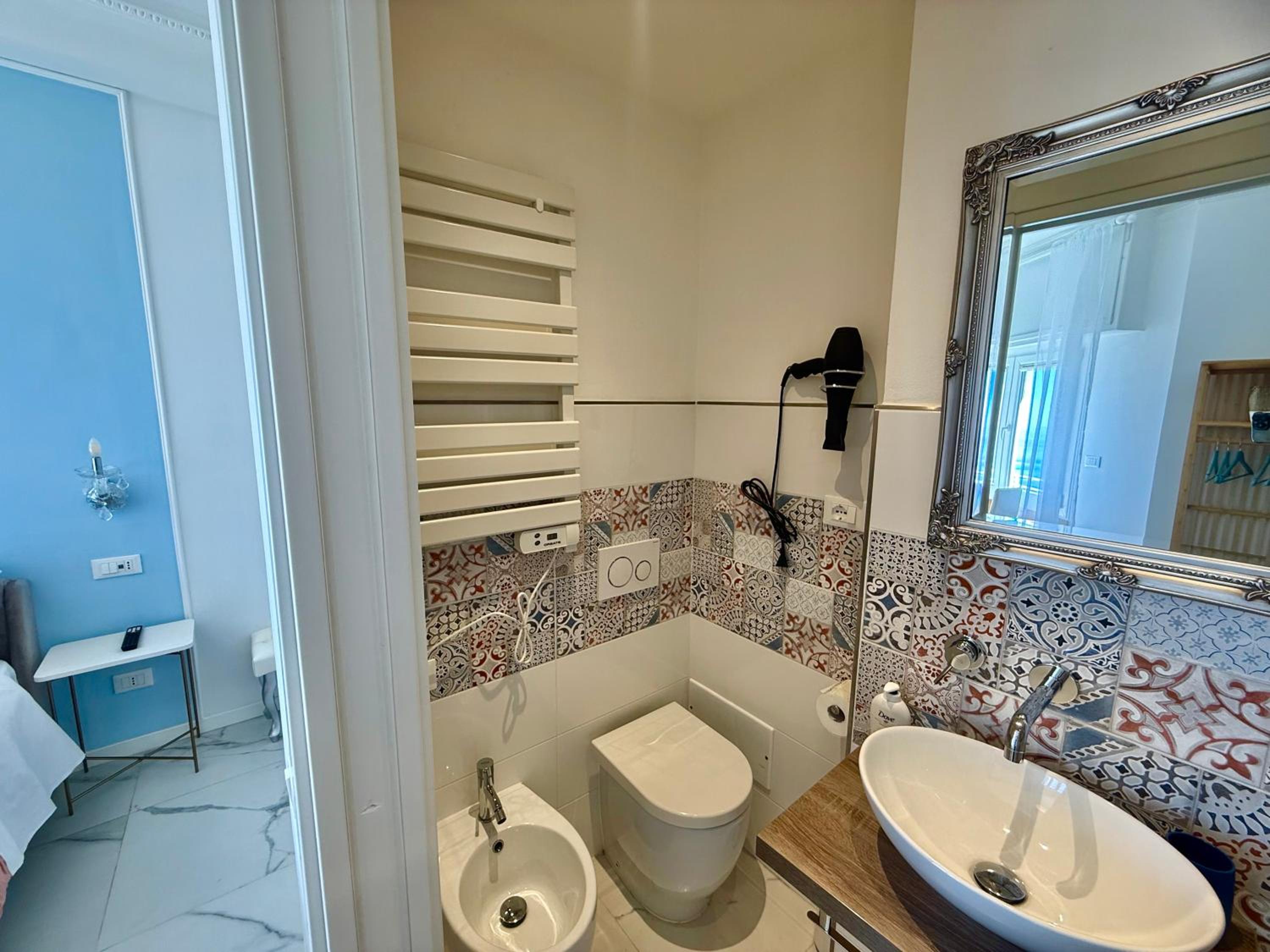 Vertigini Suites, Il Rifugio dell Amore per SOLE COPPIE , A 50m dalla Stazione e dalla Via dell Amore con Vista Mare e Intimità Appagante
