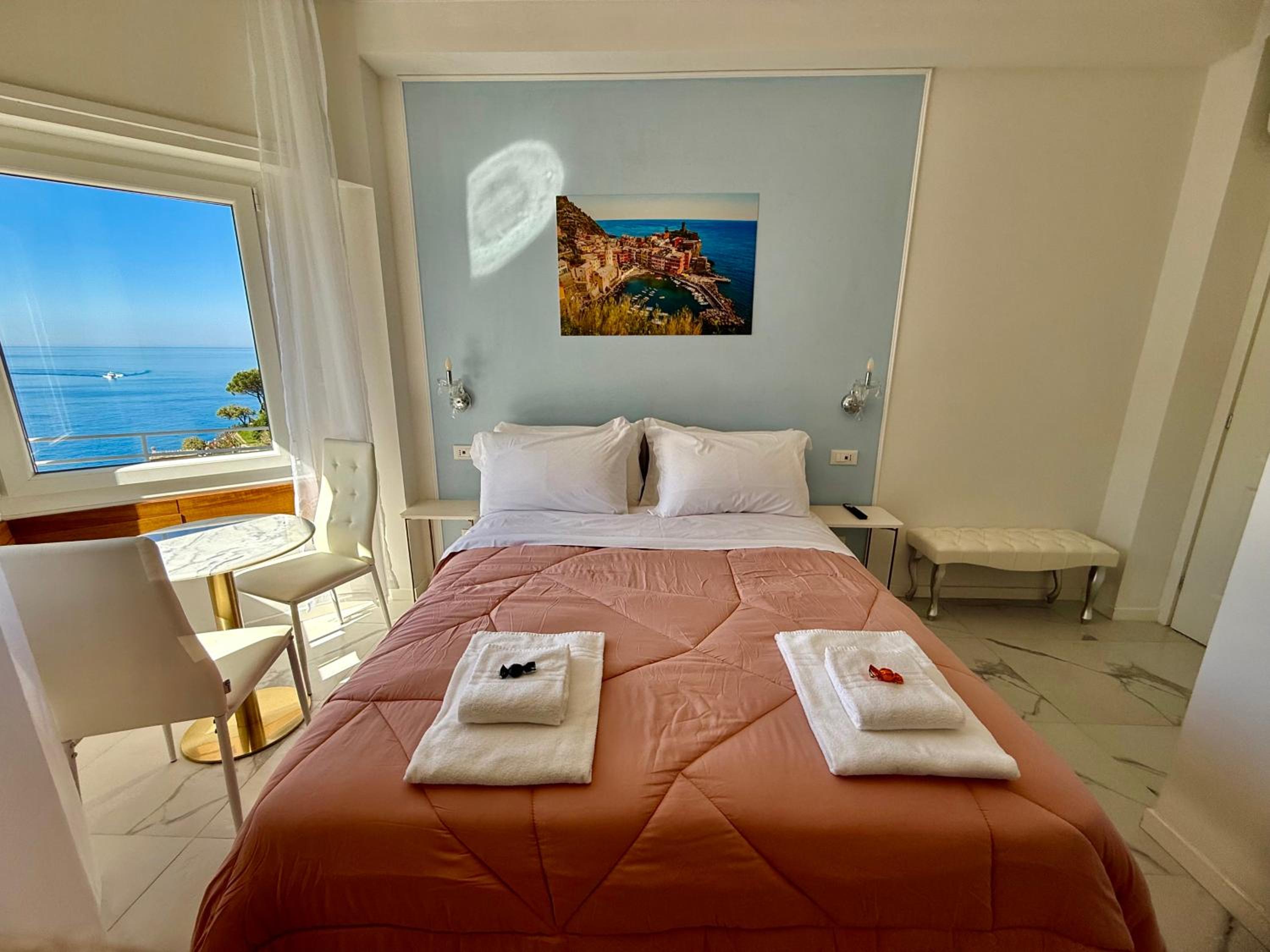 Vertigini Suites, Il Rifugio dell Amore per SOLE COPPIE , A 50m dalla Stazione e dalla Via dell Amore con Vista Mare e Intimità Appagante