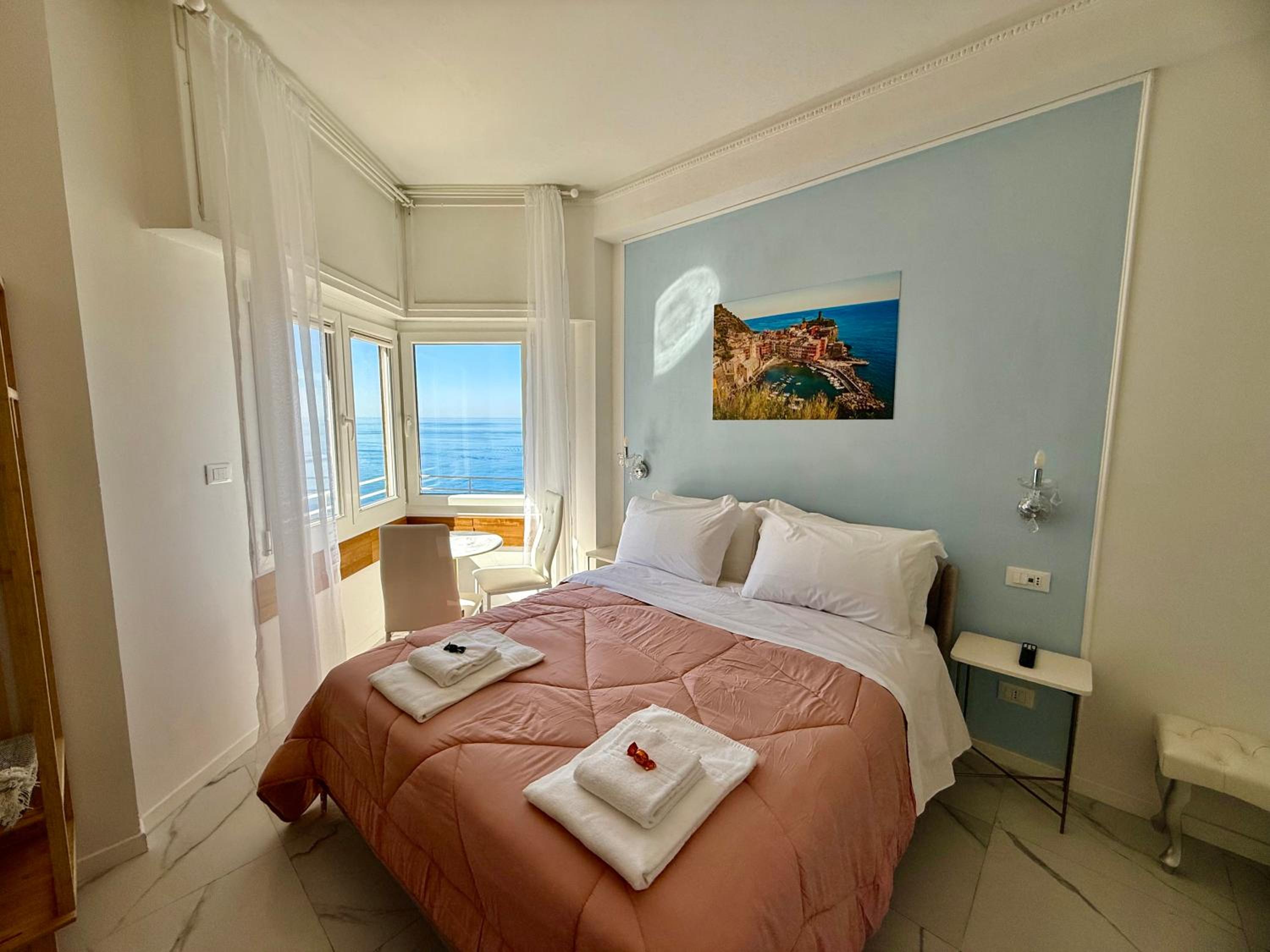 Vertigini Suites, Il Rifugio dell Amore per SOLE COPPIE , A 50m dalla Stazione e dalla Via dell Amore con Vista Mare e Intimità Appagante