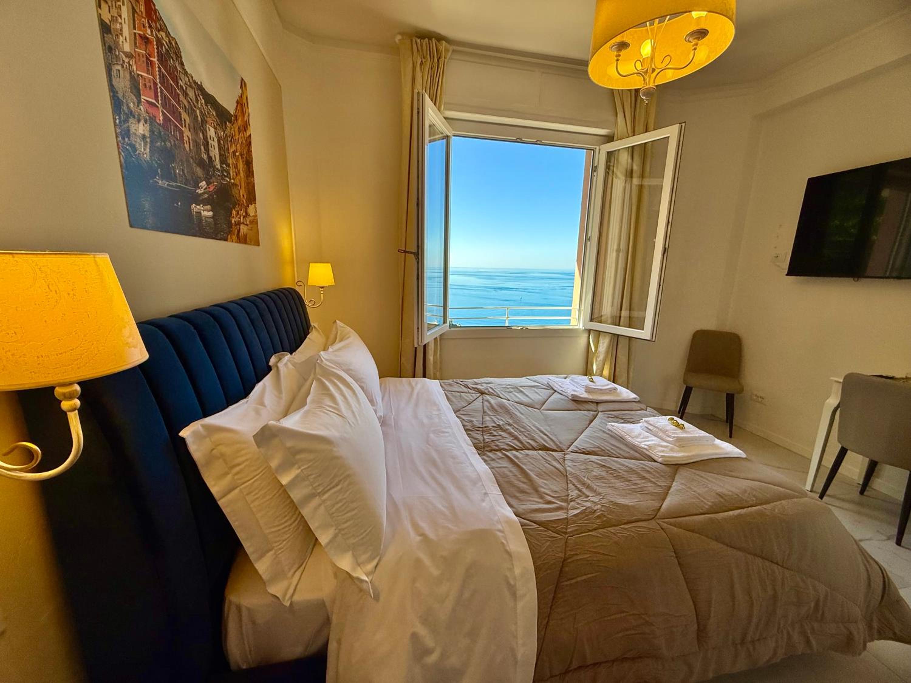 Vertigini Suites, Il Rifugio dell Amore per SOLE COPPIE , A 50m dalla Stazione e dalla Via dell Amore con Vista Mare e Intimità Appagante