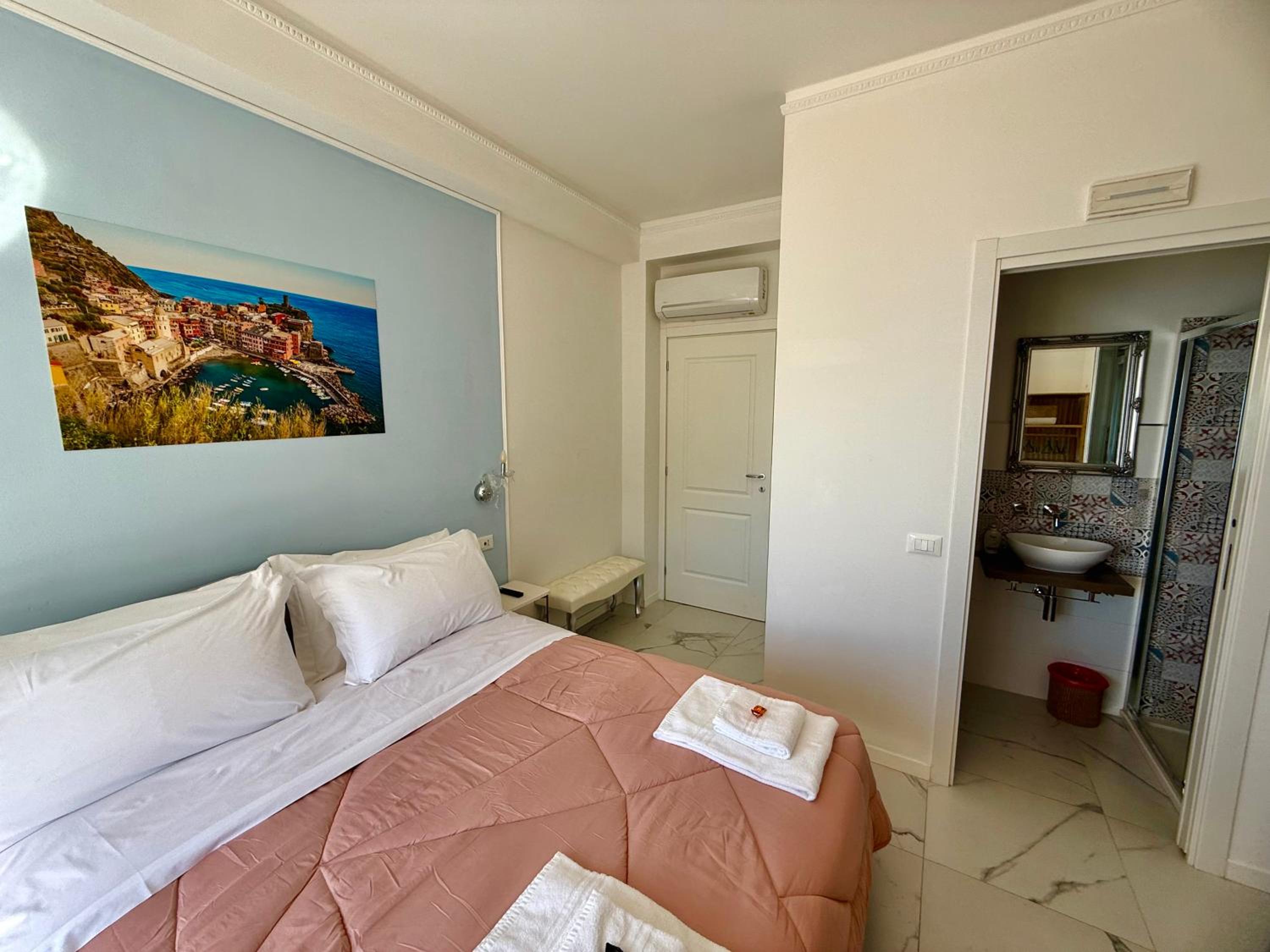 Vertigini Suites, Il Rifugio dell Amore per SOLE COPPIE , A 50m dalla Stazione e dalla Via dell Amore con Vista Mare e Intimità Appagante