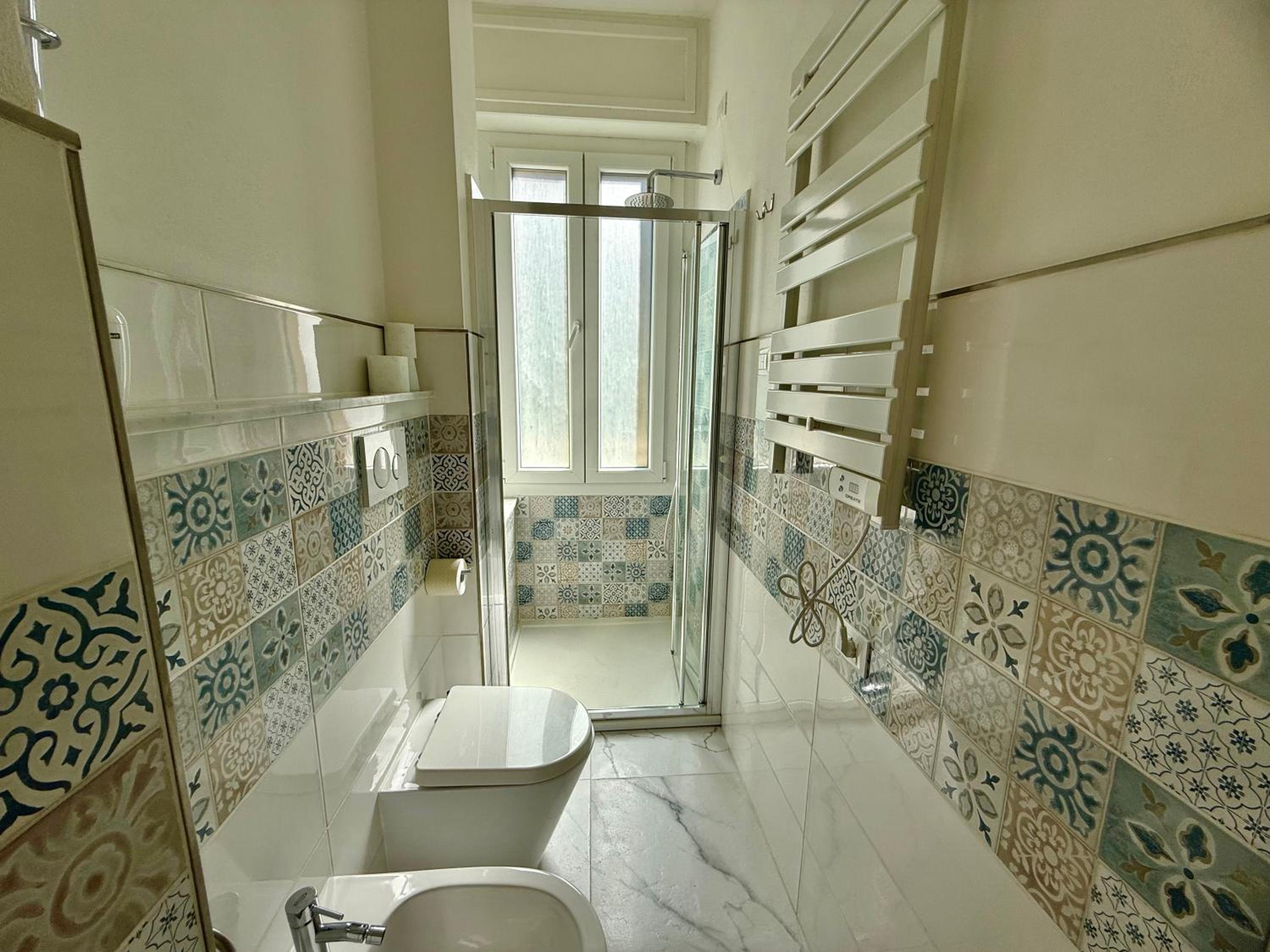 Vertigini Suites, Il Rifugio dell Amore per SOLE COPPIE , A 50m dalla Stazione e dalla Via dell Amore con Vista Mare e Intimità Appagante