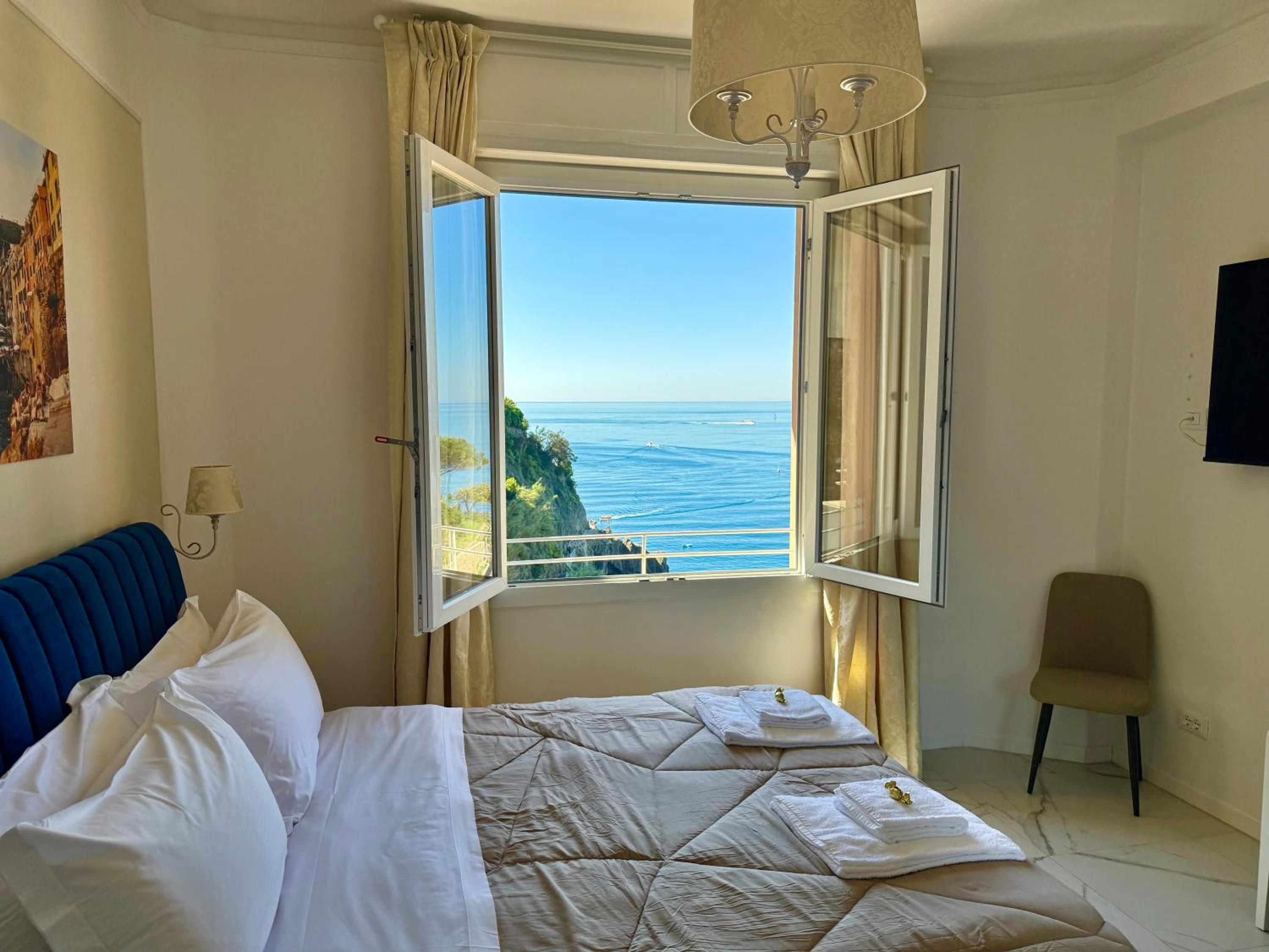 Vertigini Suites, Il Rifugio dell Amore per SOLE COPPIE , A 50m dalla Stazione e dalla Via dell Amore con Vista Mare e Intimità Appagante