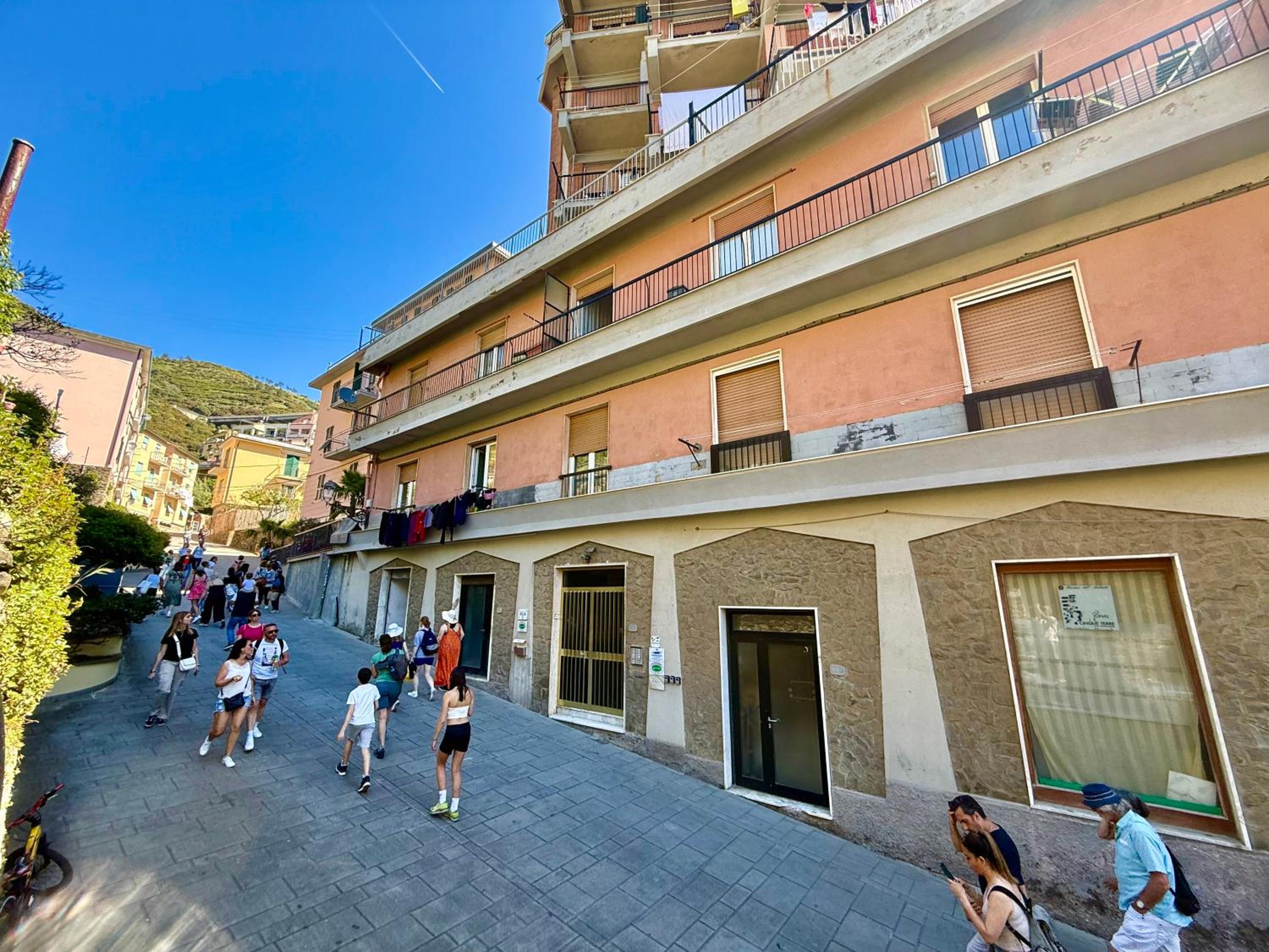 Vertigini Suites, Il Rifugio dell Amore per SOLE COPPIE , A 50m dalla Stazione e dalla Via dell Amore con Vista Mare e Intimità Appagante