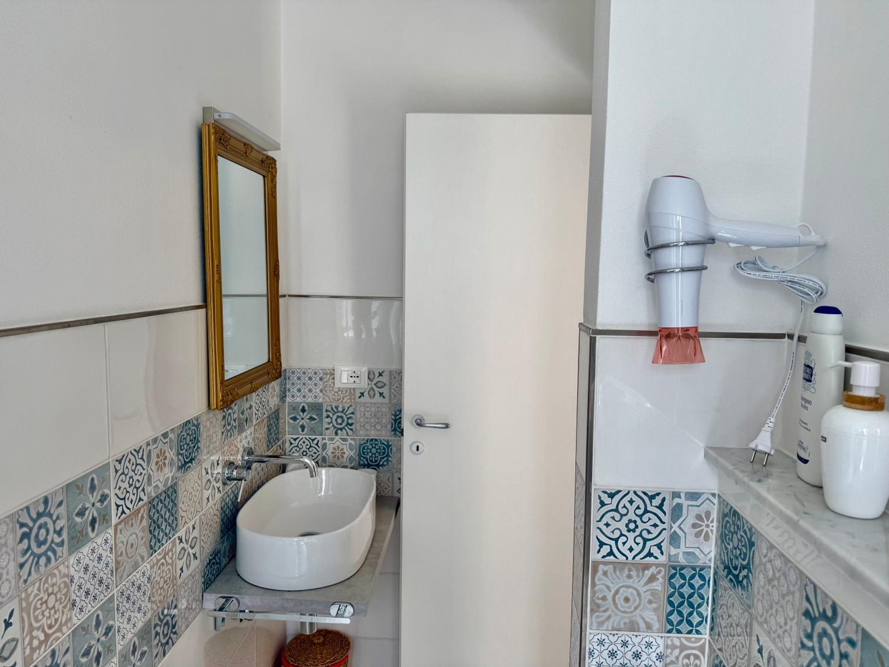 Vertigini Suites, Il Rifugio dell Amore per SOLE COPPIE , A 50m dalla Stazione e dalla Via dell Amore con Vista Mare e Intimità Appagante