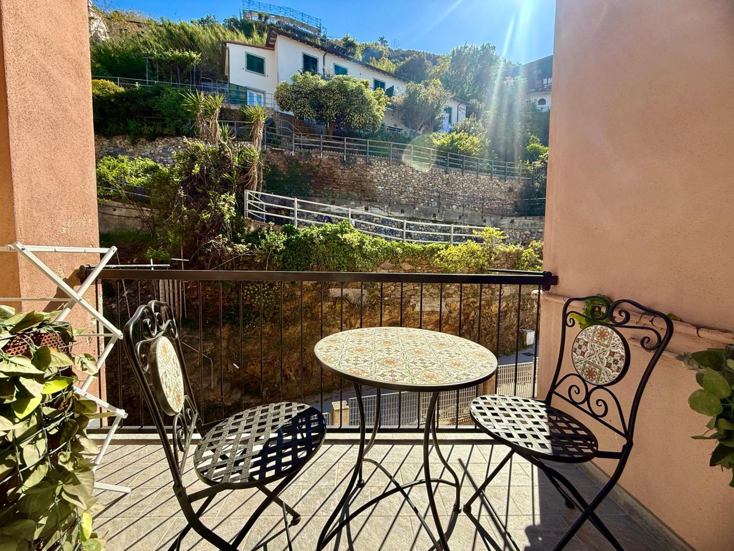 Vertigini Suites, Il Rifugio dell Amore per SOLE COPPIE , A 50m dalla Stazione e dalla Via dell Amore con Vista Mare e Intimità Appagante