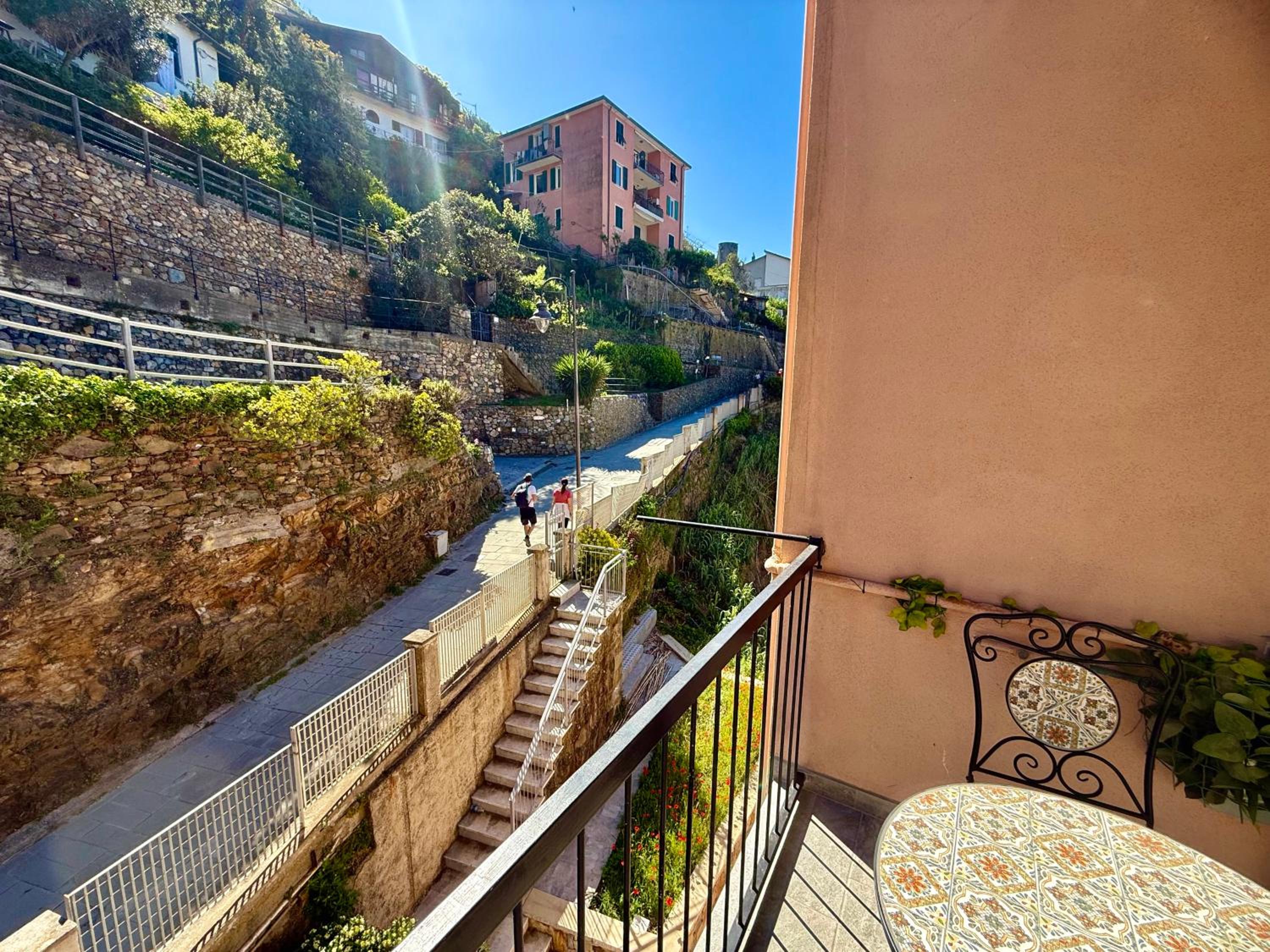 Vertigini Suites, Il Rifugio dell Amore per SOLE COPPIE , A 50m dalla Stazione e dalla Via dell Amore con Vista Mare e Intimità Appagante