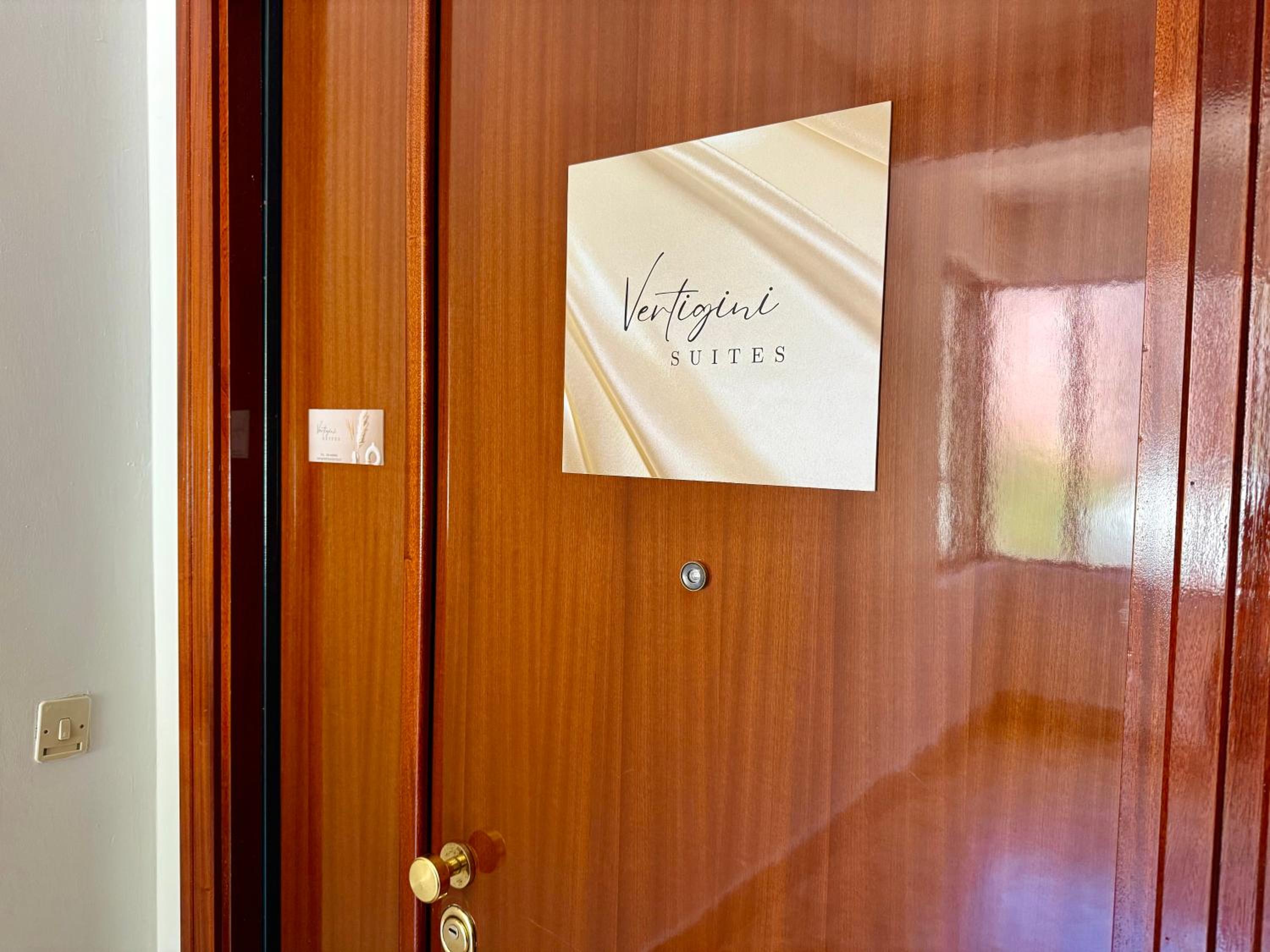 Vertigini Suites, Il Rifugio dell Amore per SOLE COPPIE , A 50m dalla Stazione e dalla Via dell Amore con Vista Mare e Intimità Appagante