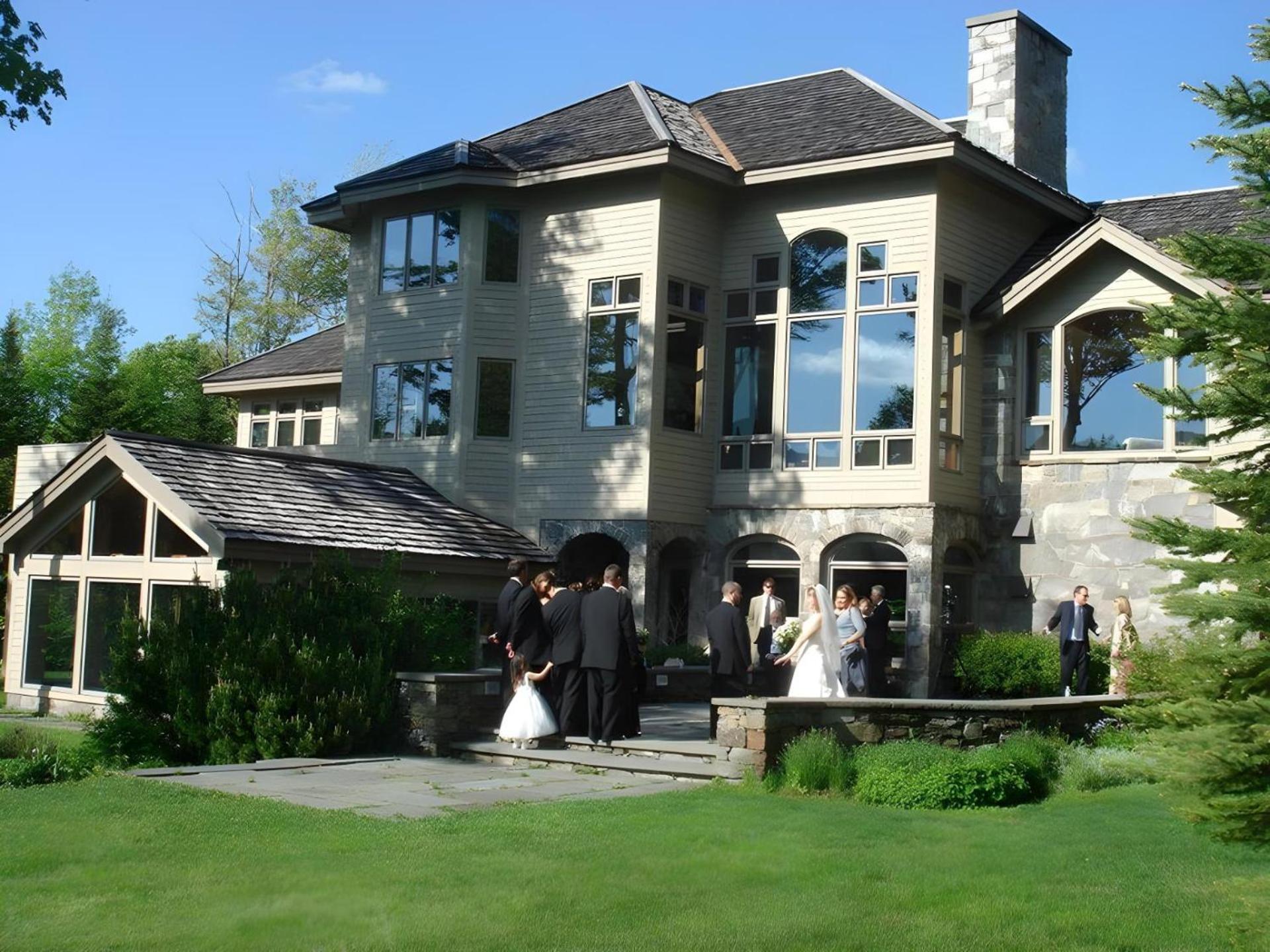 The Mountainside House - Luxury Home, Indoor Hot Tub, Ski Home, Private Shuttle