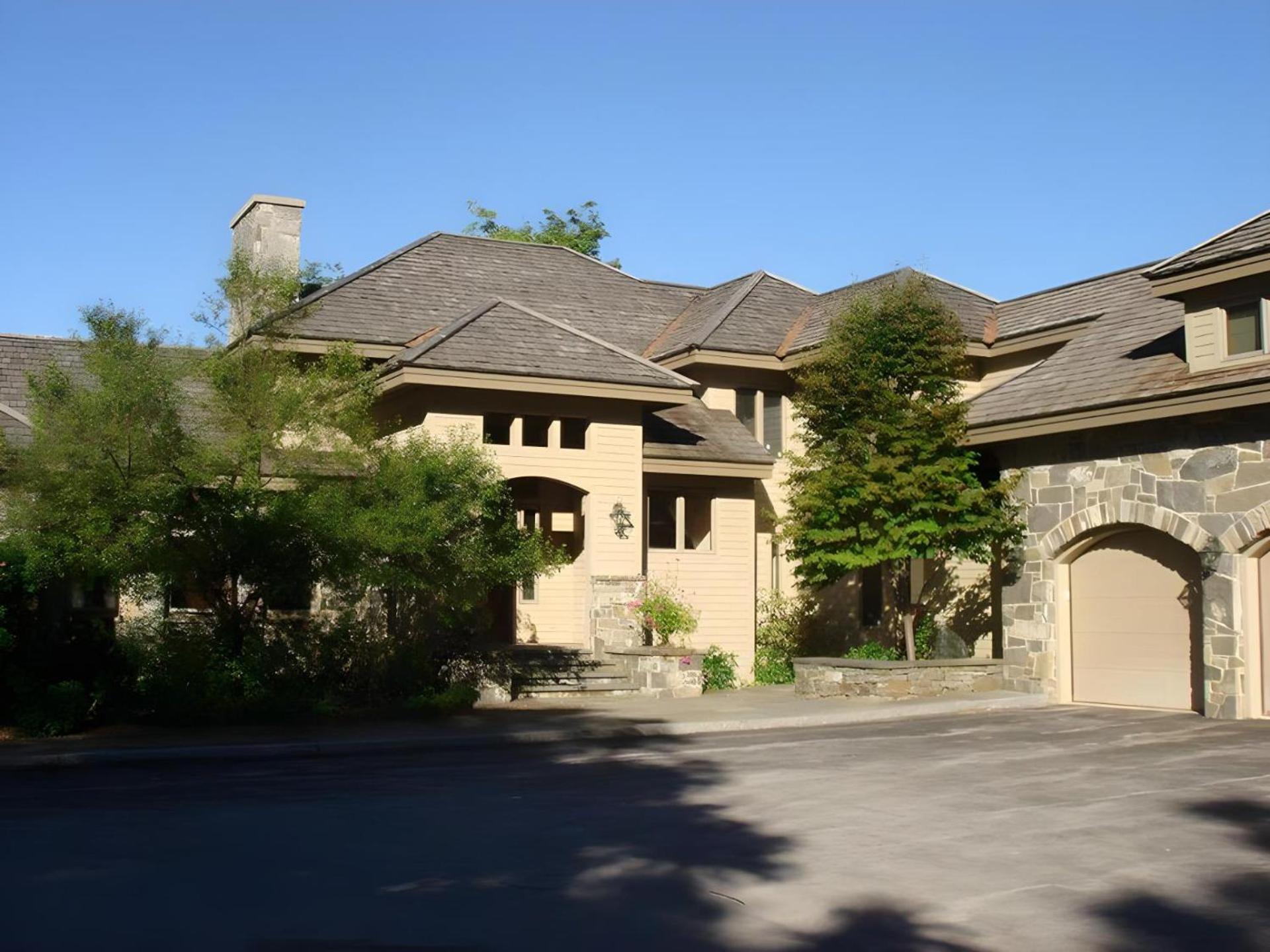 The Mountainside House - Luxury Home, Indoor Hot Tub, Ski Home, Private Shuttle