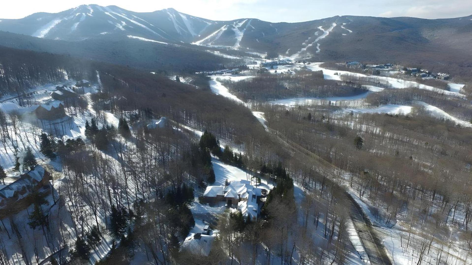 The Mountainside House - Luxury Home, Indoor Hot Tub, Ski Home, Private Shuttle