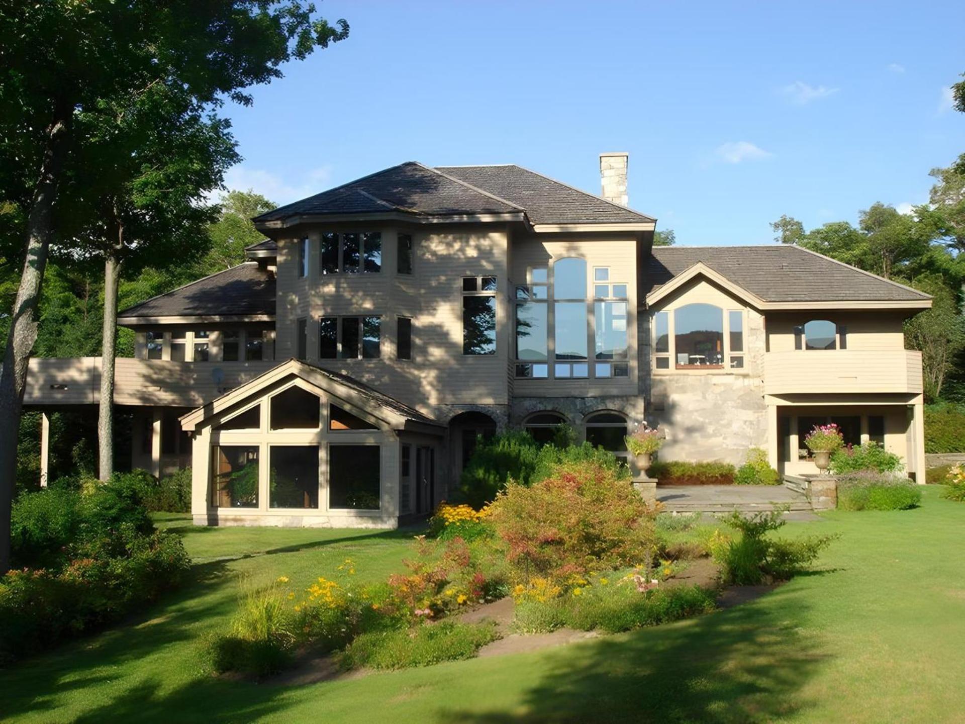 The Mountainside House - Luxury Home, Indoor Hot Tub, Ski Home, Private Shuttle