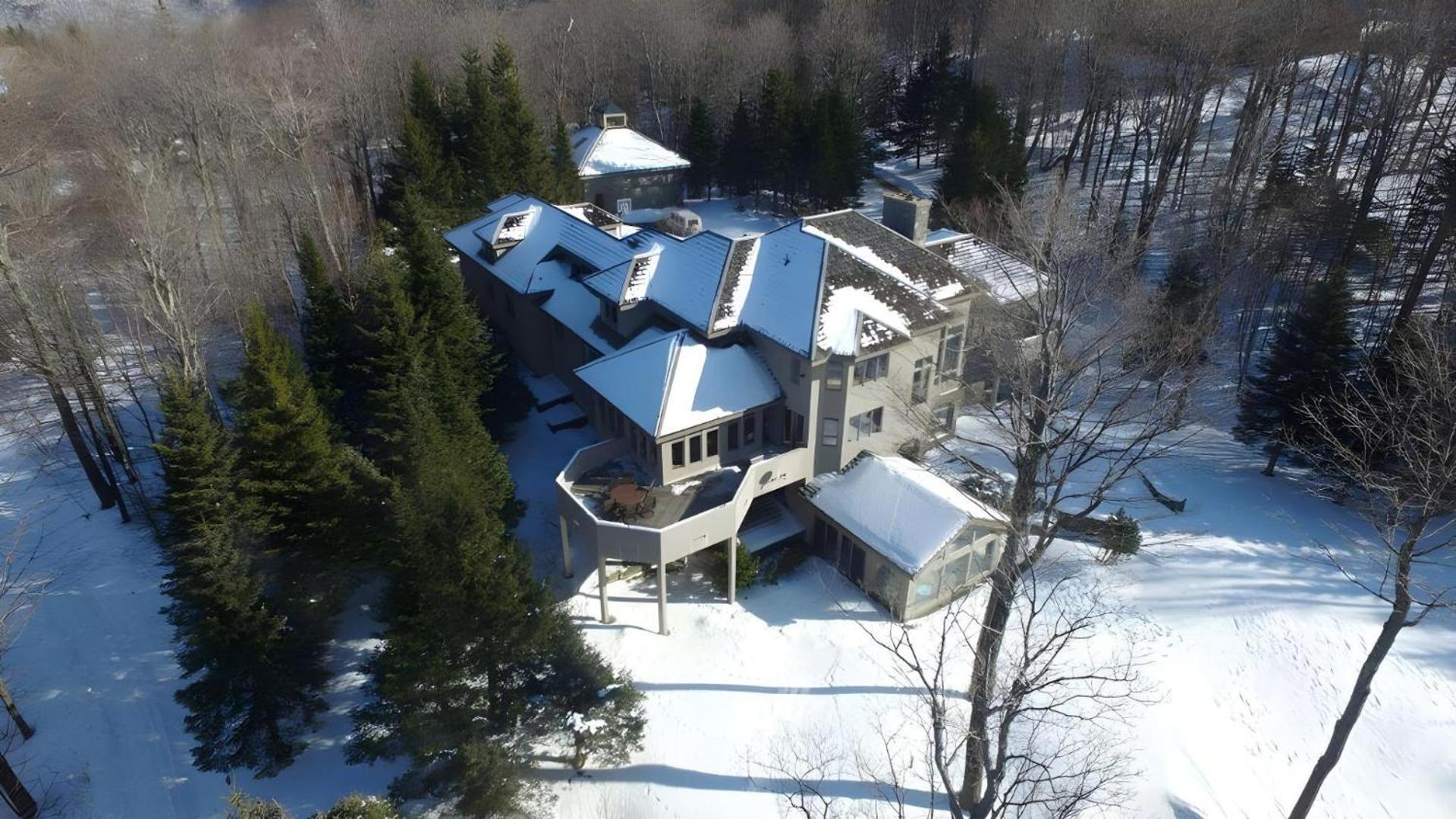 The Mountainside House - Luxury Home, Indoor Hot Tub, Ski Home, Private Shuttle