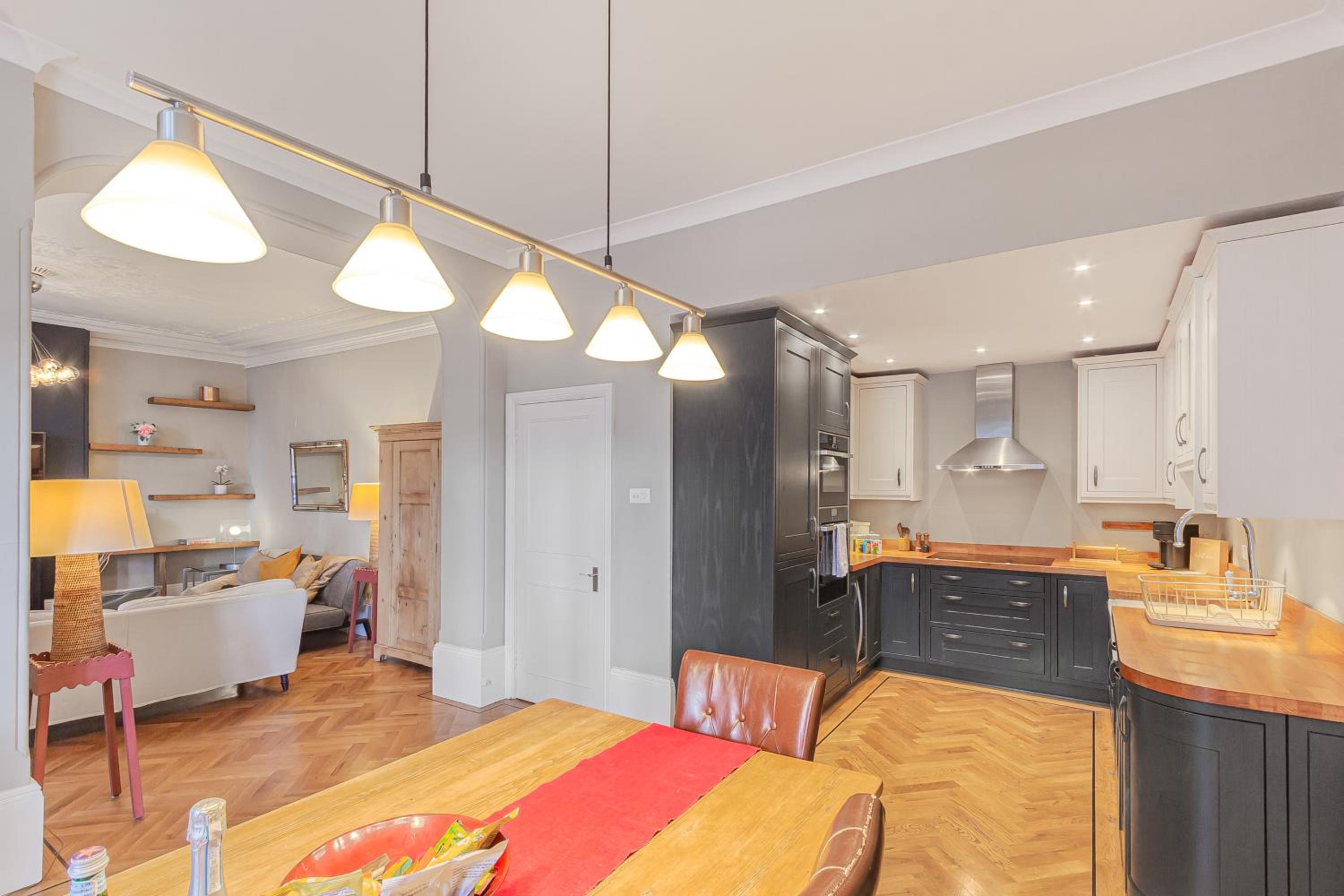 LUXURY Victorian Flat 2 bed 2 bath Flat Sleeps 4 to 7