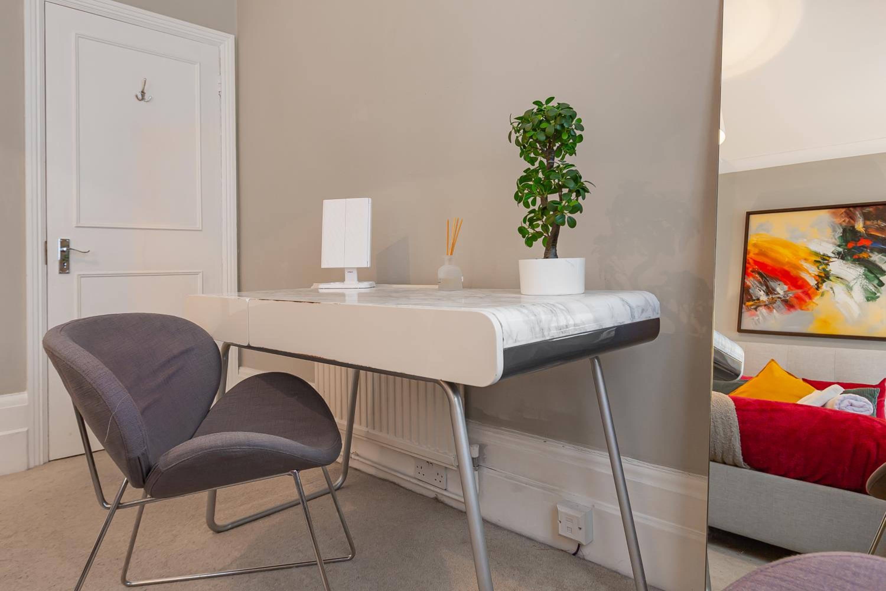 LUXURY Victorian Flat 2 bed 2 bath Flat Sleeps 4 to 7