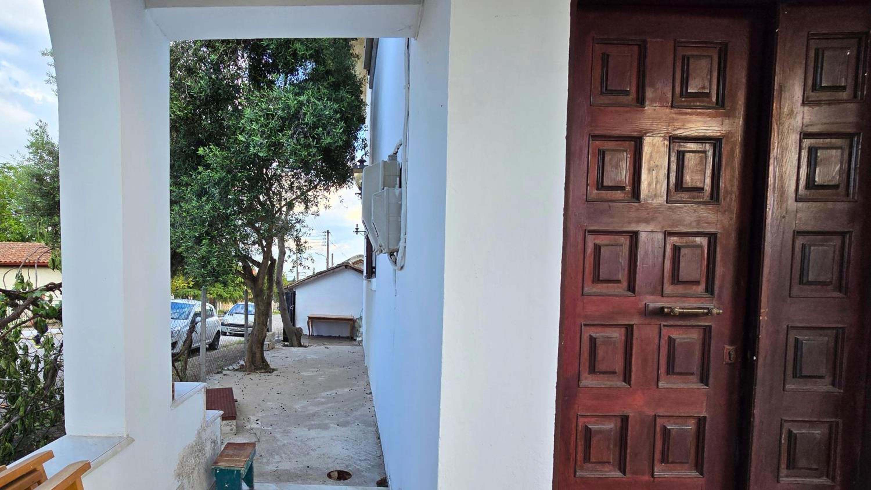 Family-friendly apartment in a village house with 4K NETFLIX and Fast Internet, 30 mins away from Thessaloniki
