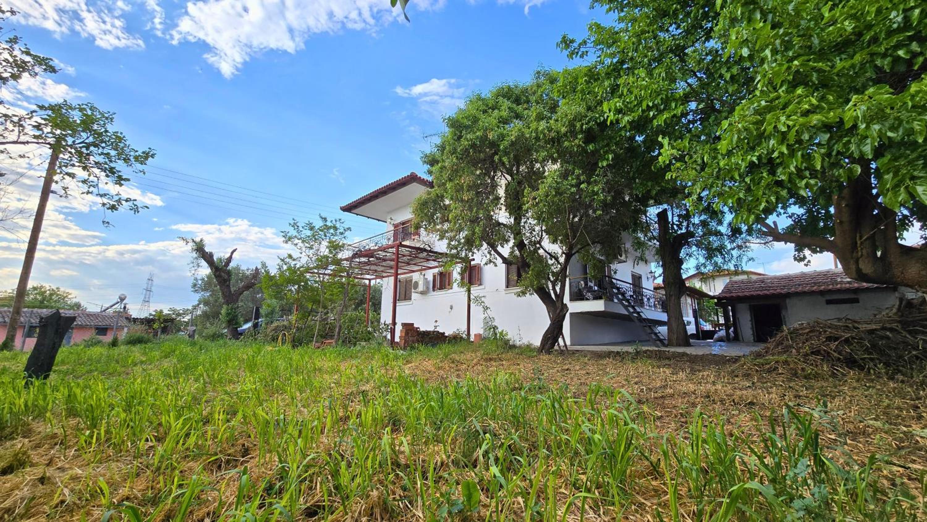 Family-friendly apartment in a village house with 4K NETFLIX and Fast Internet, 30 mins away from Thessaloniki