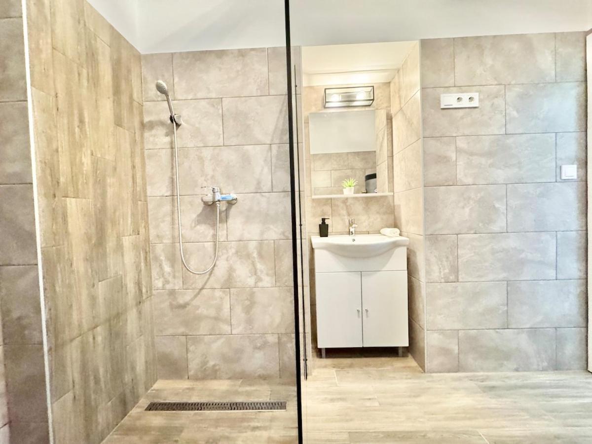 K87 Central Renovated 6BR
