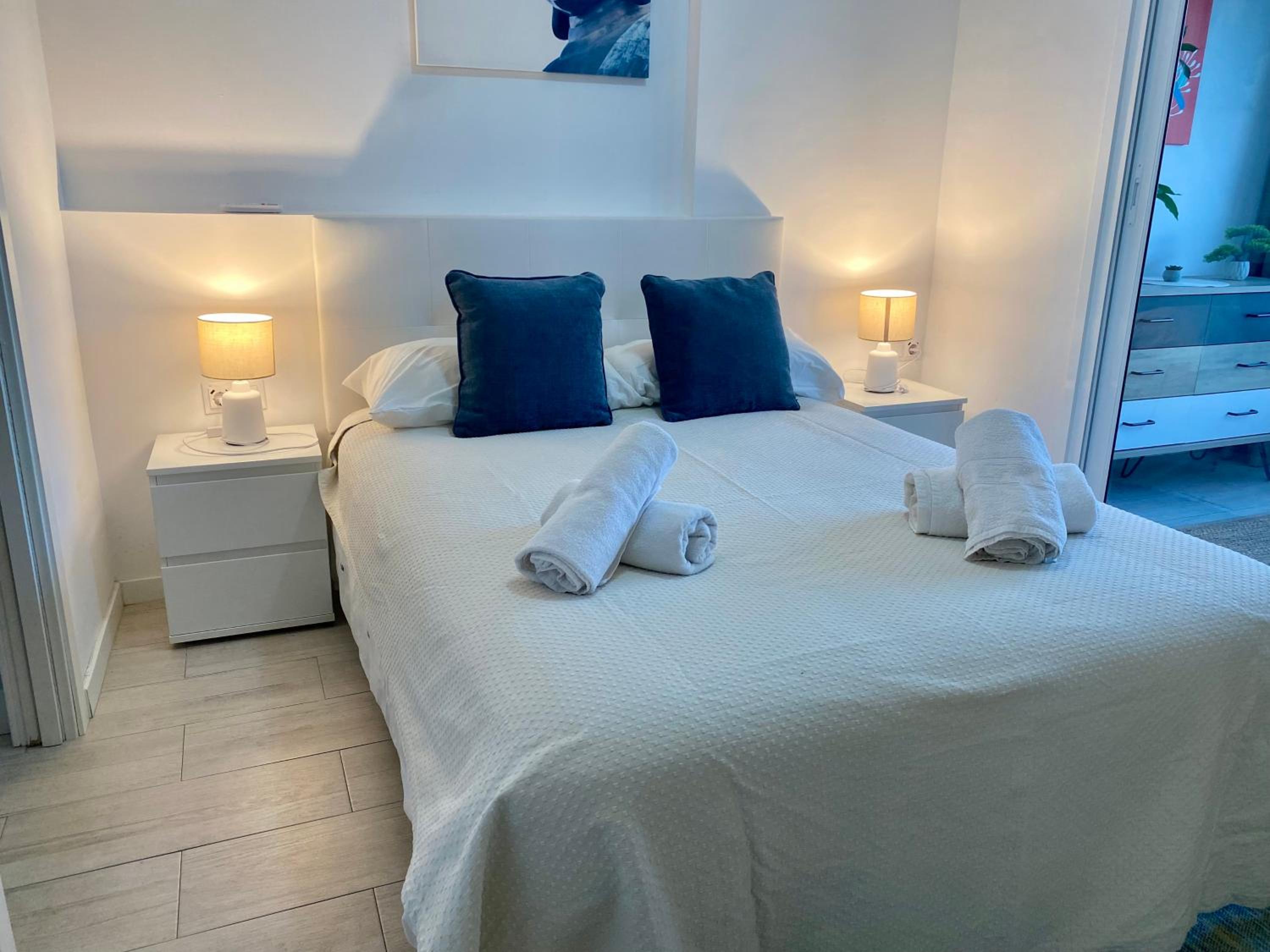 Apartamento ensueño 1a linea playa poniente 6 PAX parking wifi y AC