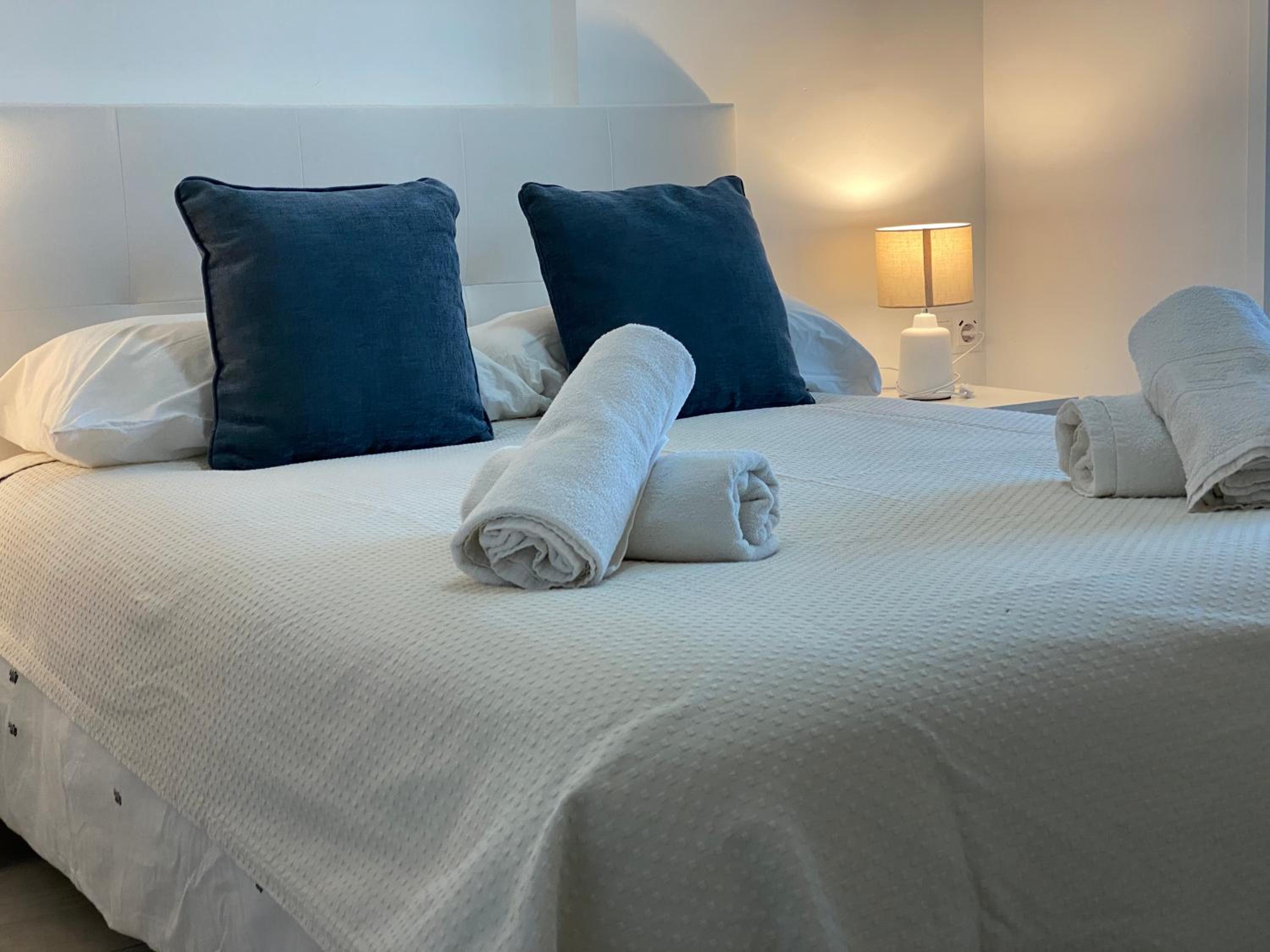Apartamento ensueño 1a linea playa poniente 6 PAX parking wifi y AC