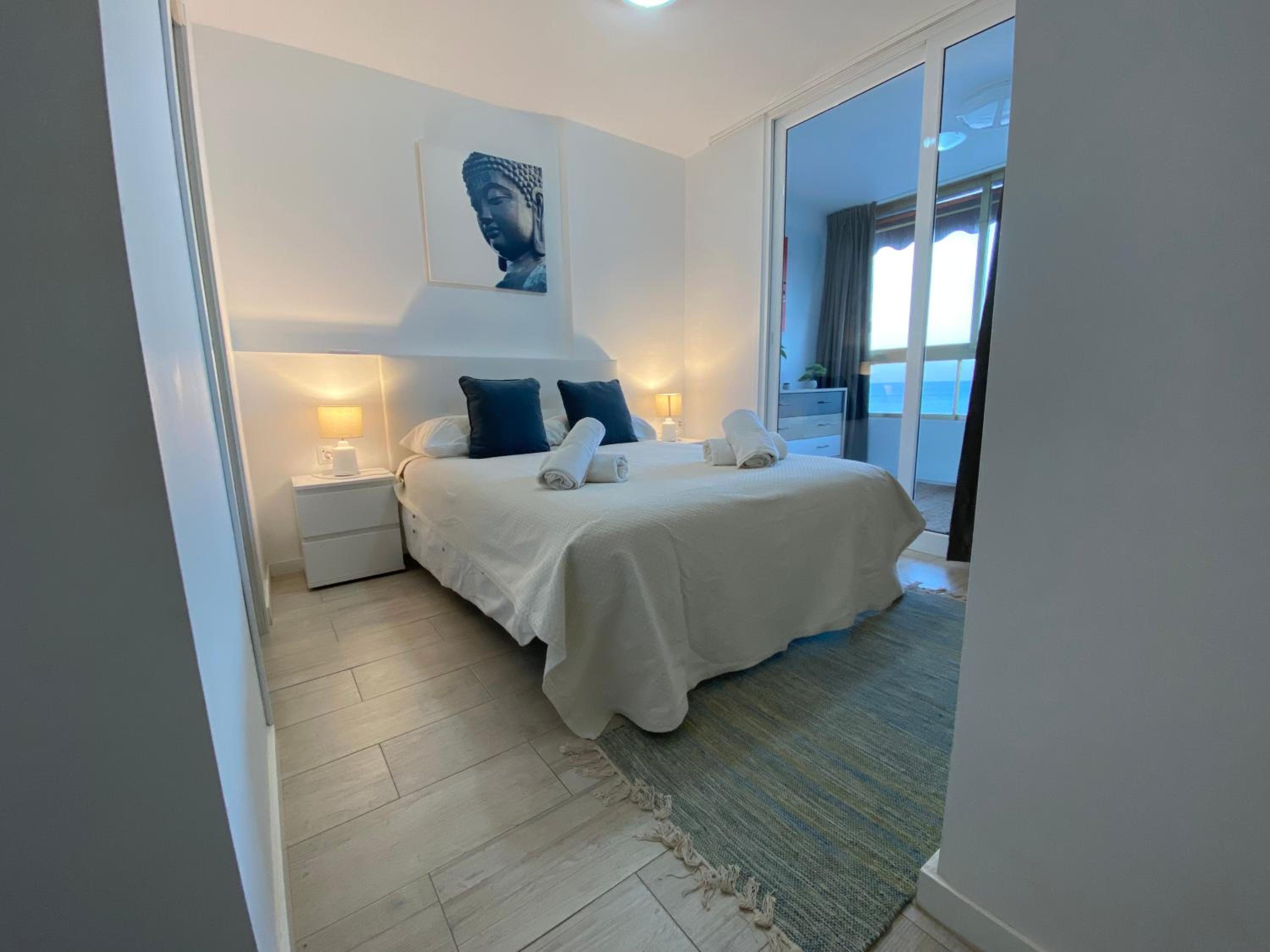 Apartamento ensueño 1a linea playa poniente 6 PAX parking wifi y AC