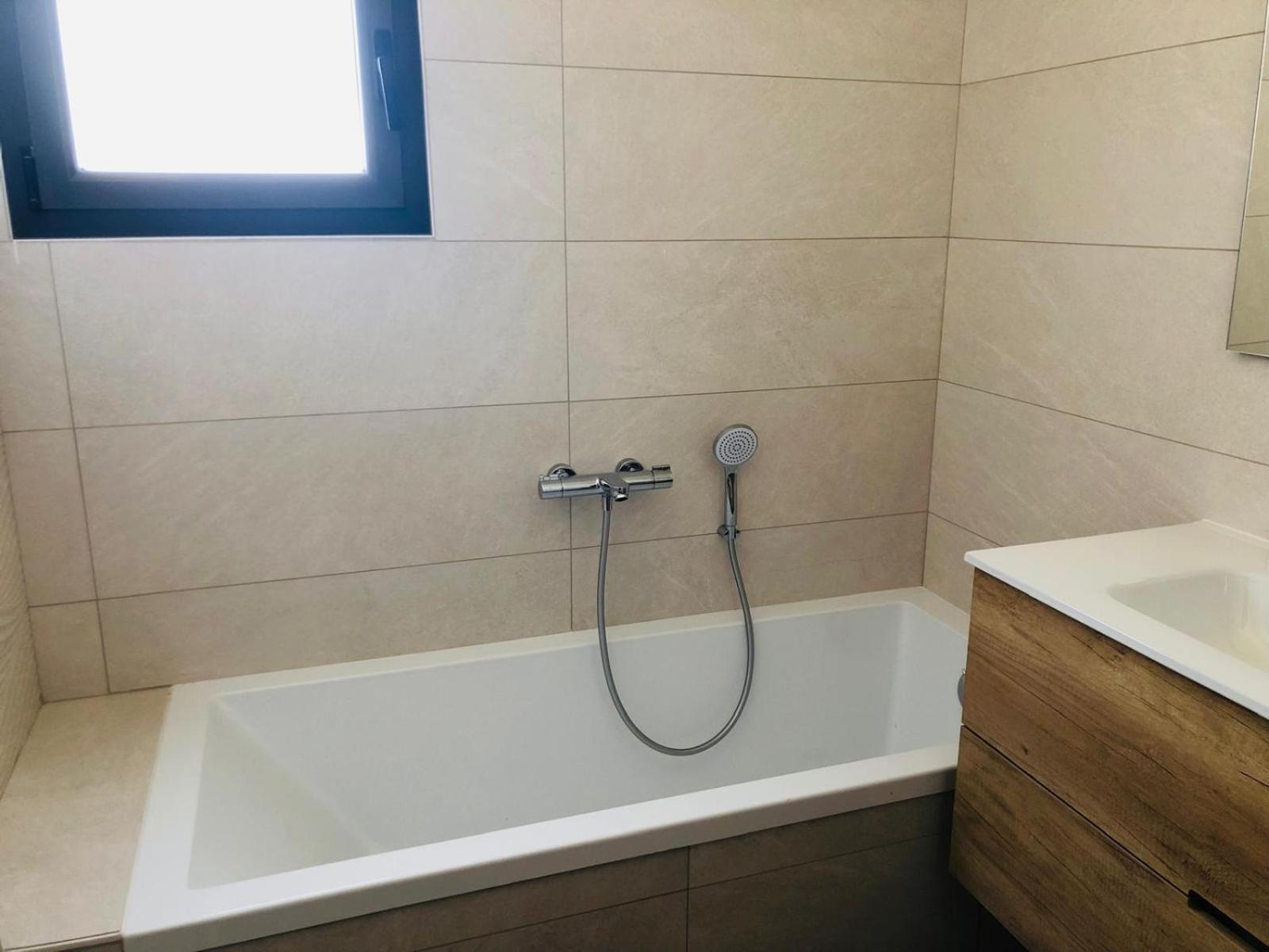 Maison moderne 3 chambres SPA-jacuzzi mai-septembre