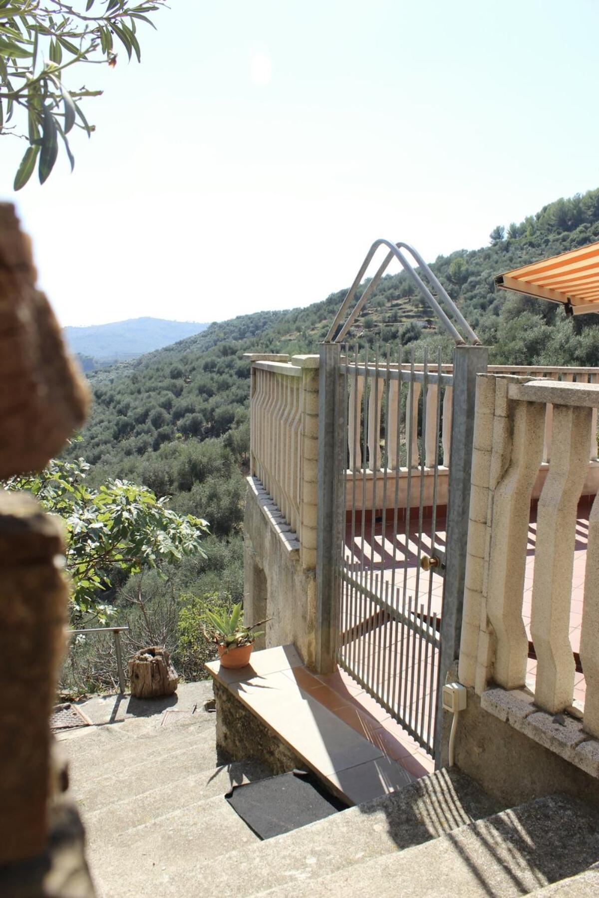 HOST4U - Cozy Terraced House with Beautiful View on the Olives Valley