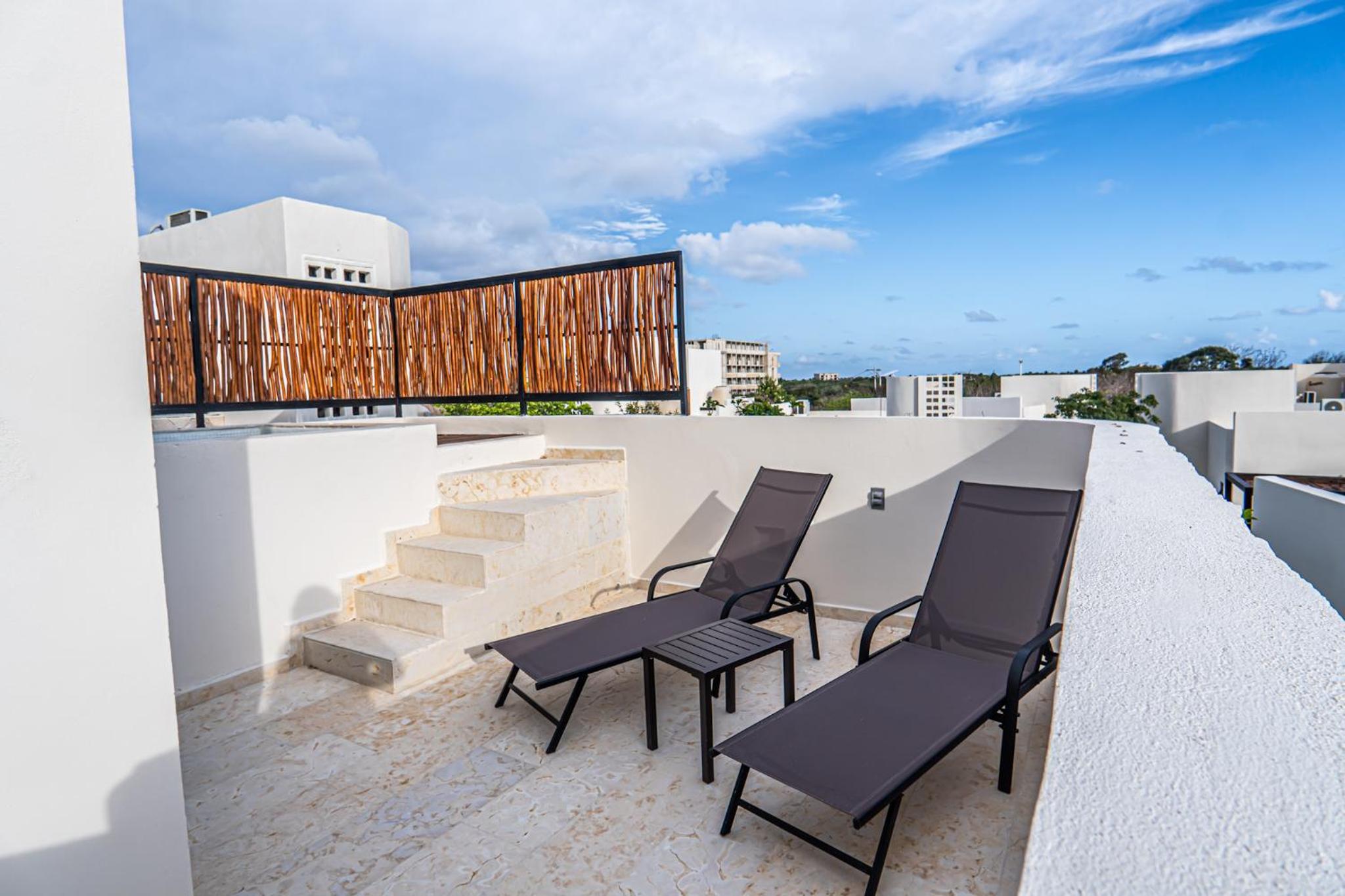 Ocean Breeze Villa - A few steps from the beach!