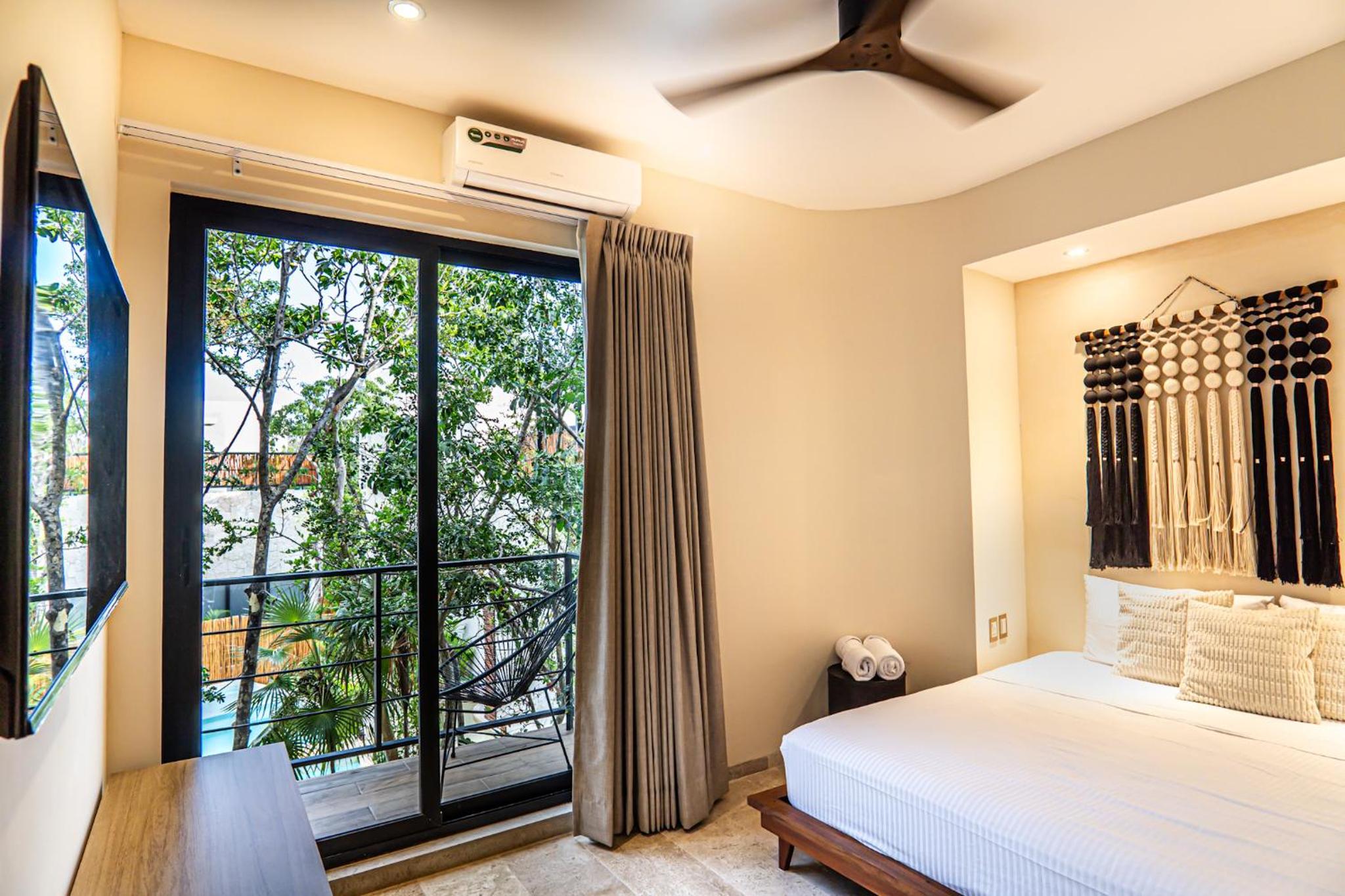 Ocean Breeze Villa - A few steps from the beach!