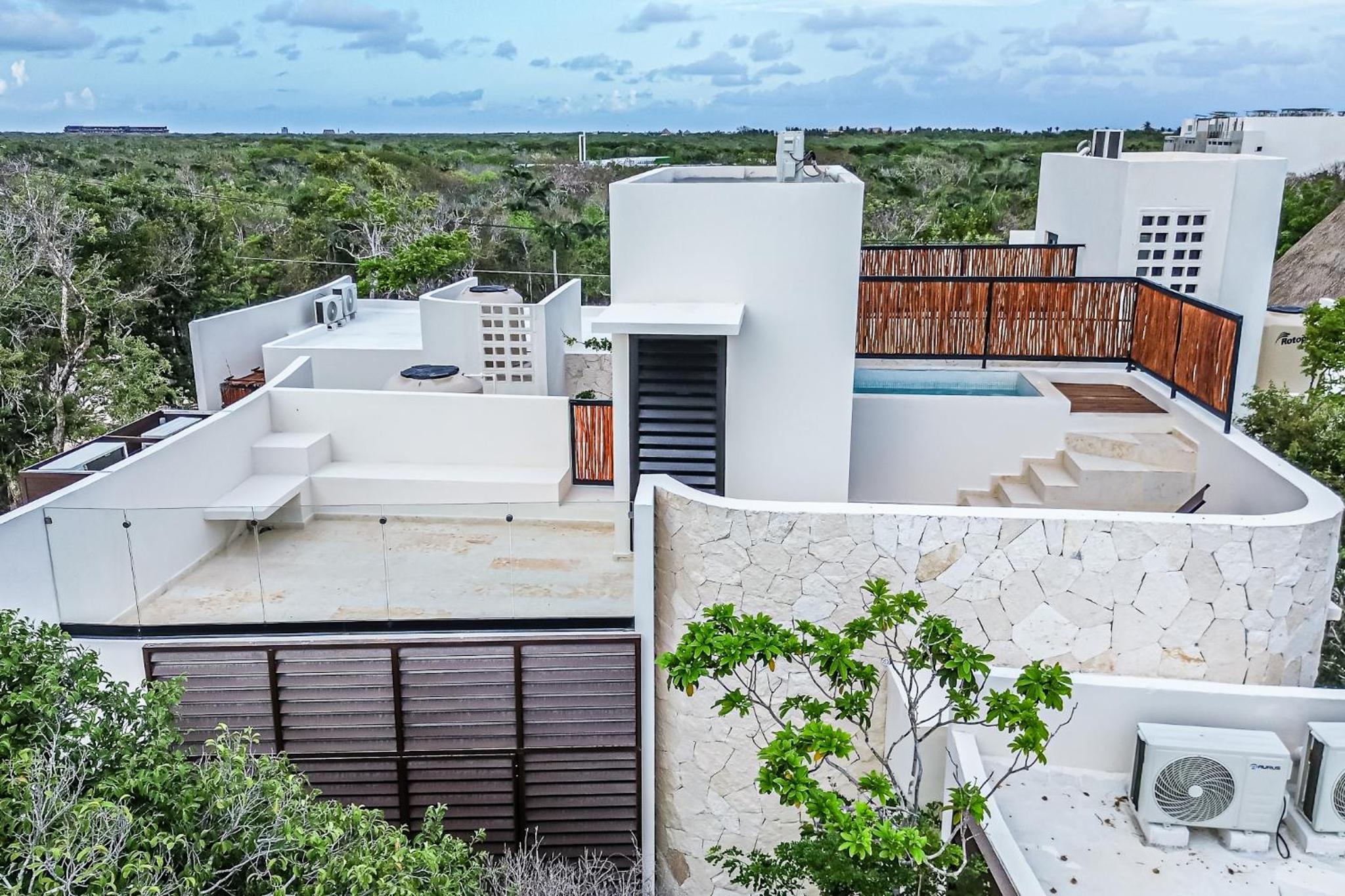 Ocean Breeze Villa - A few steps from the beach!