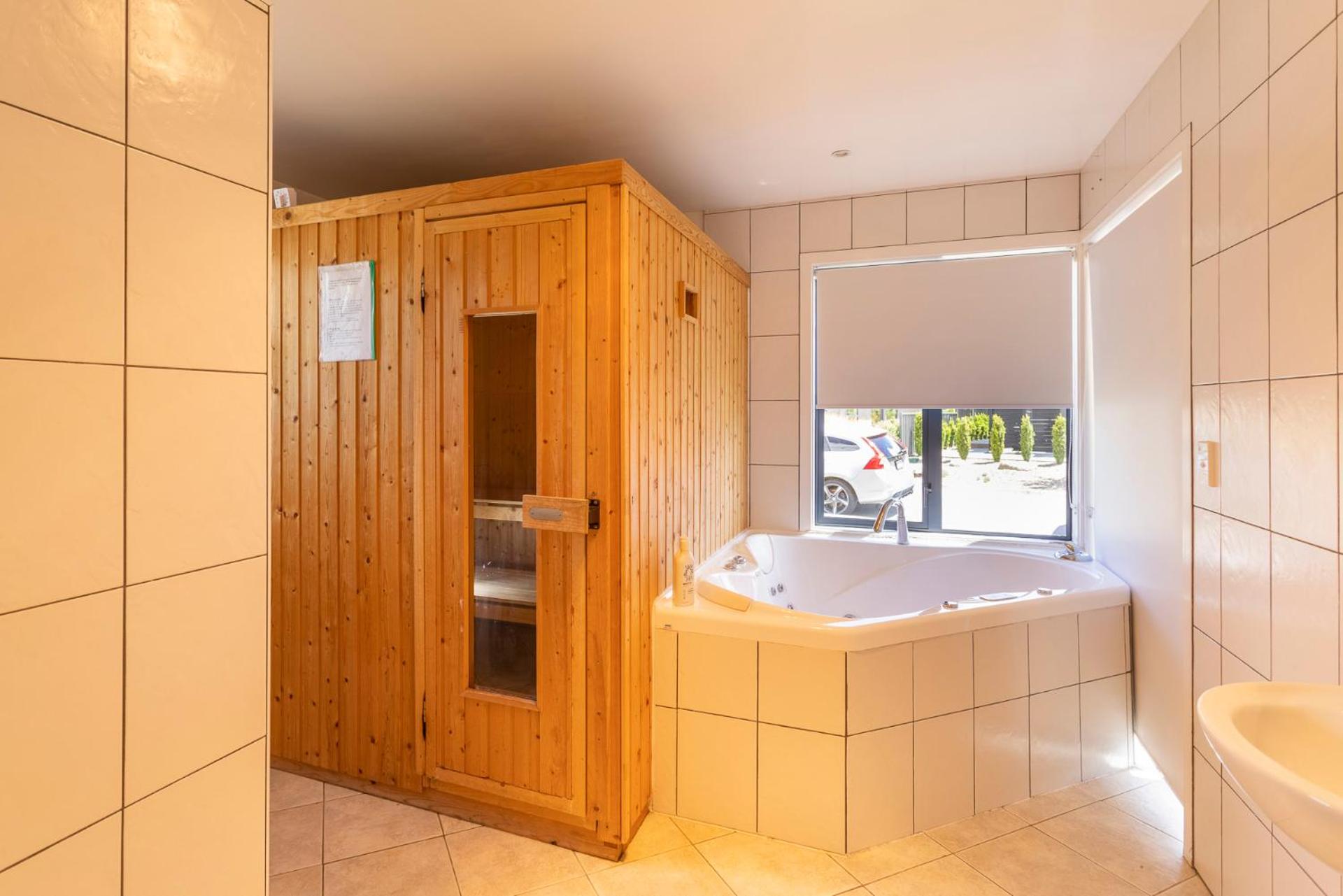 Wanaka Retreat Sauna & Mountain Views