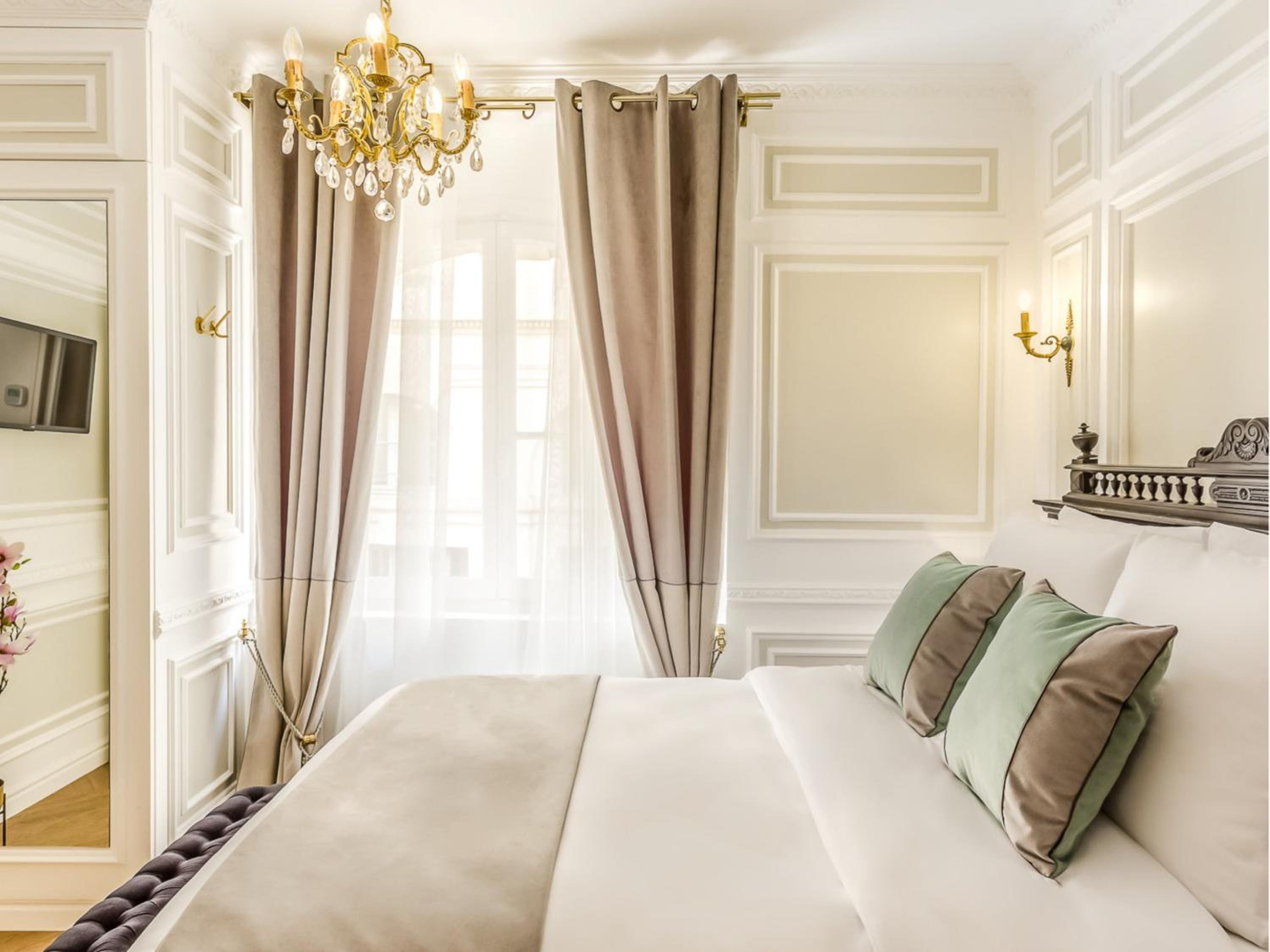 Merveil Signature Suite - Valois - Louvre view