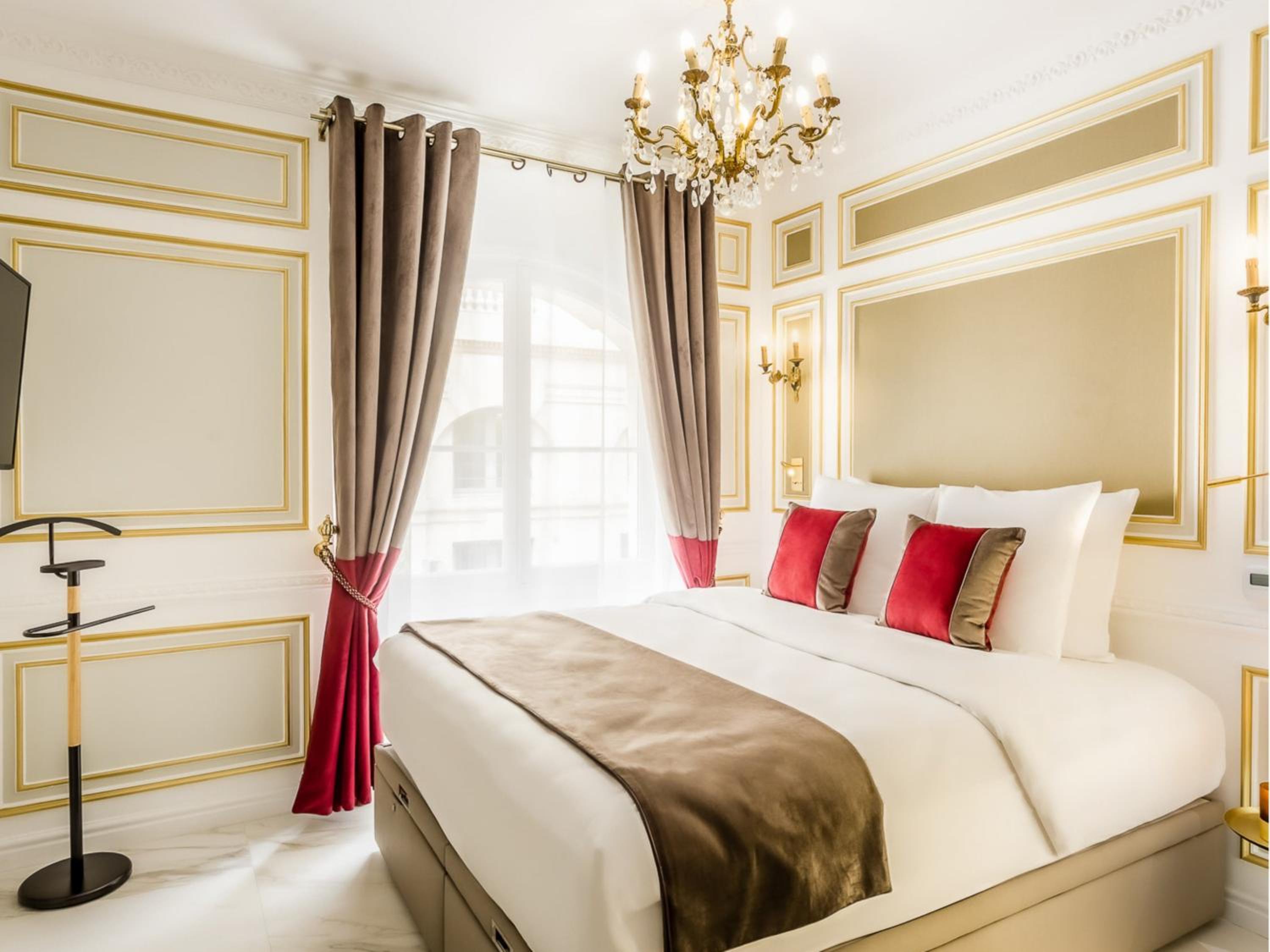 Merveil Signature Suite - Valois - Louvre view