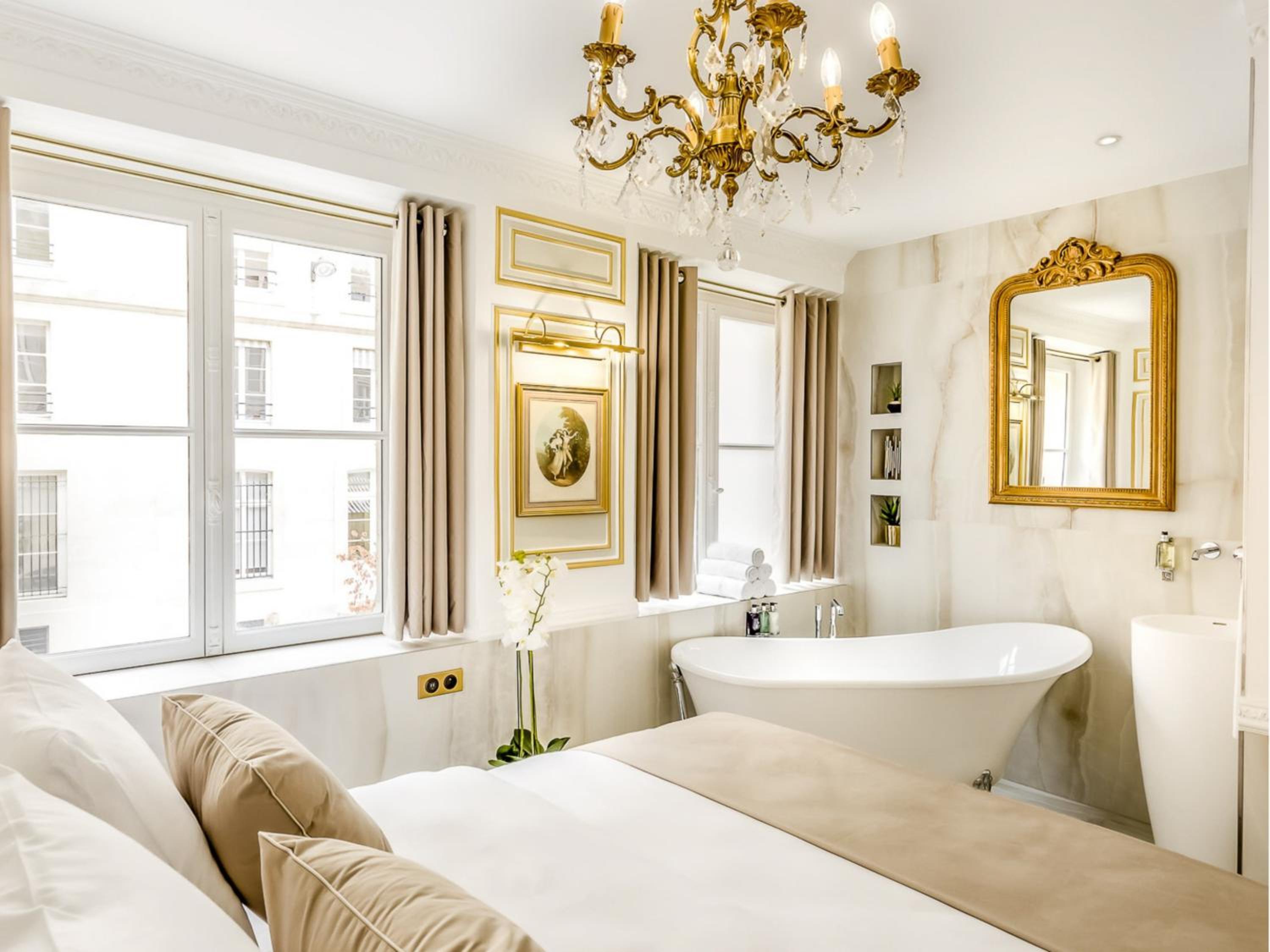 Merveil Signature Suite - Valois - Louvre view