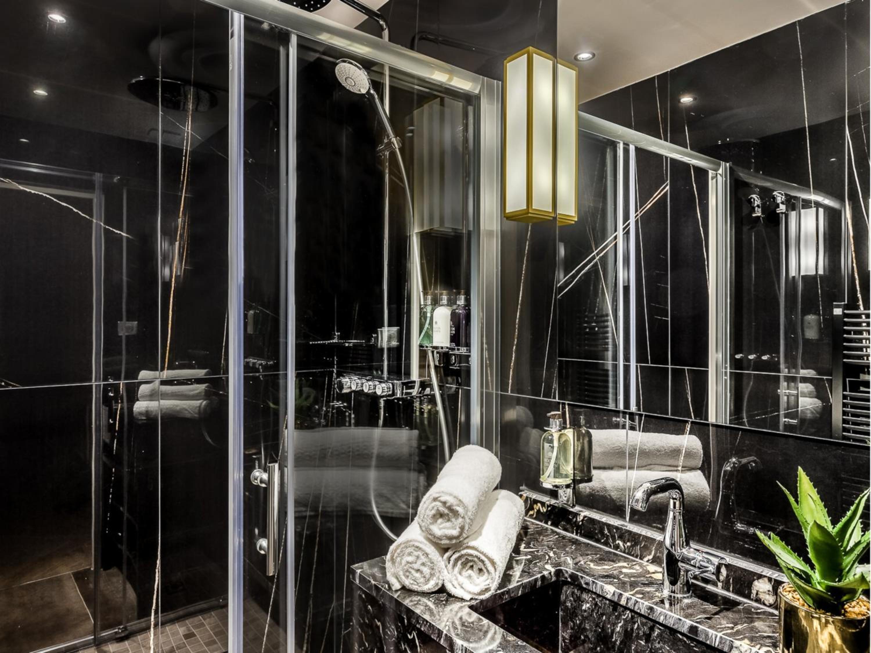 Merveil Signature Suite - Valois - Louvre view