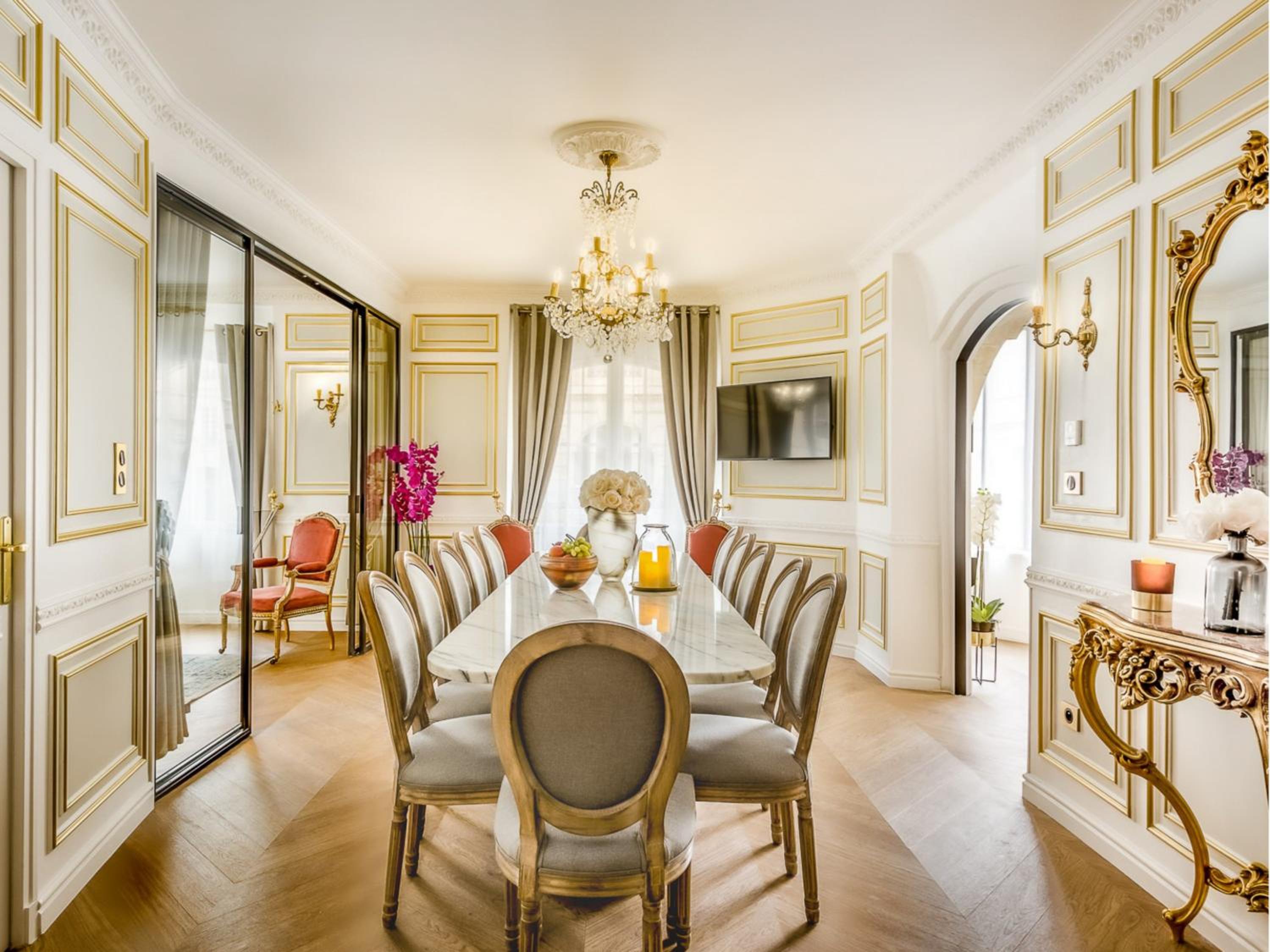 Merveil Signature Suite - Valois - Louvre view
