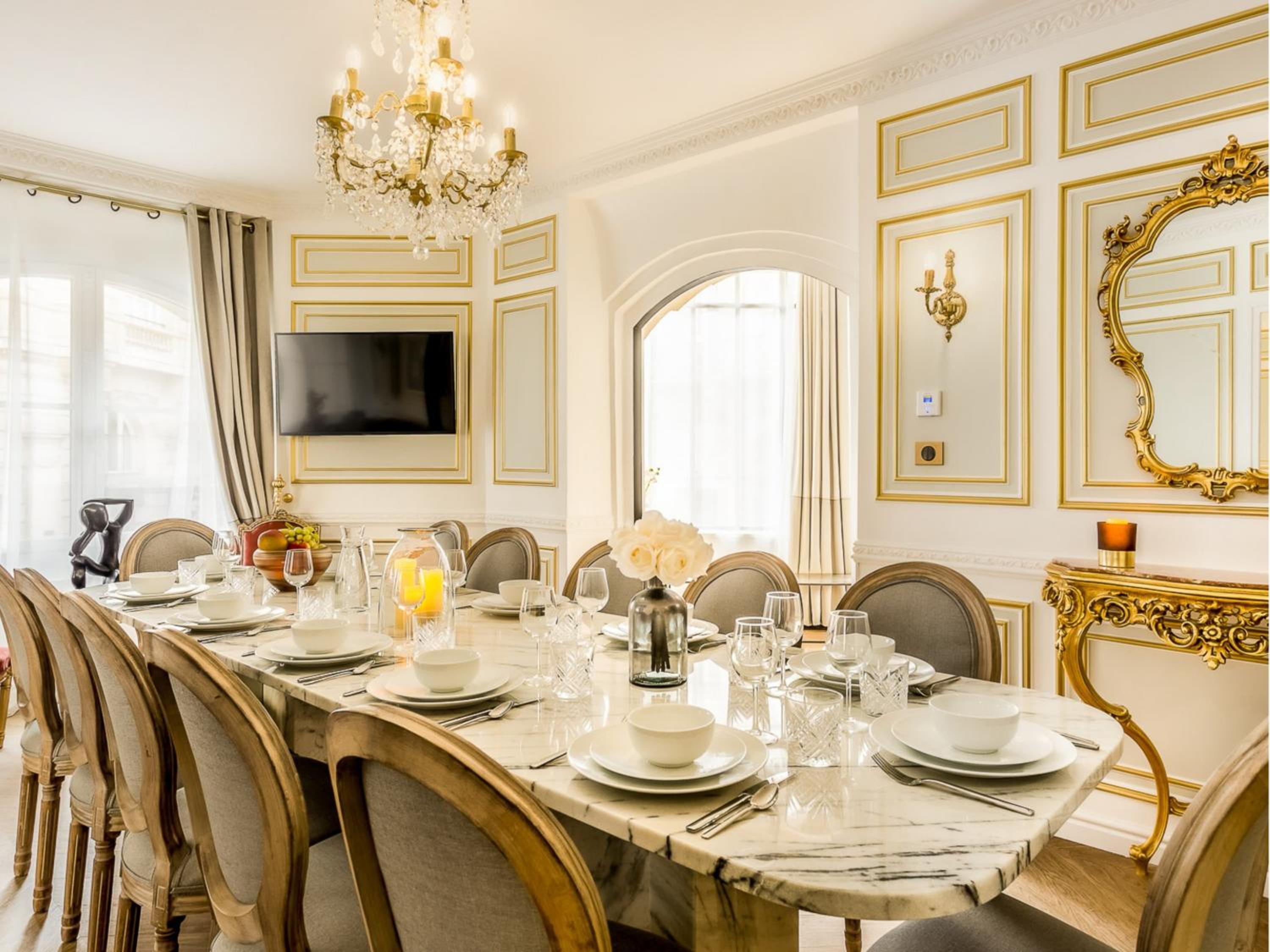Merveil Signature Suite - Valois - Louvre view