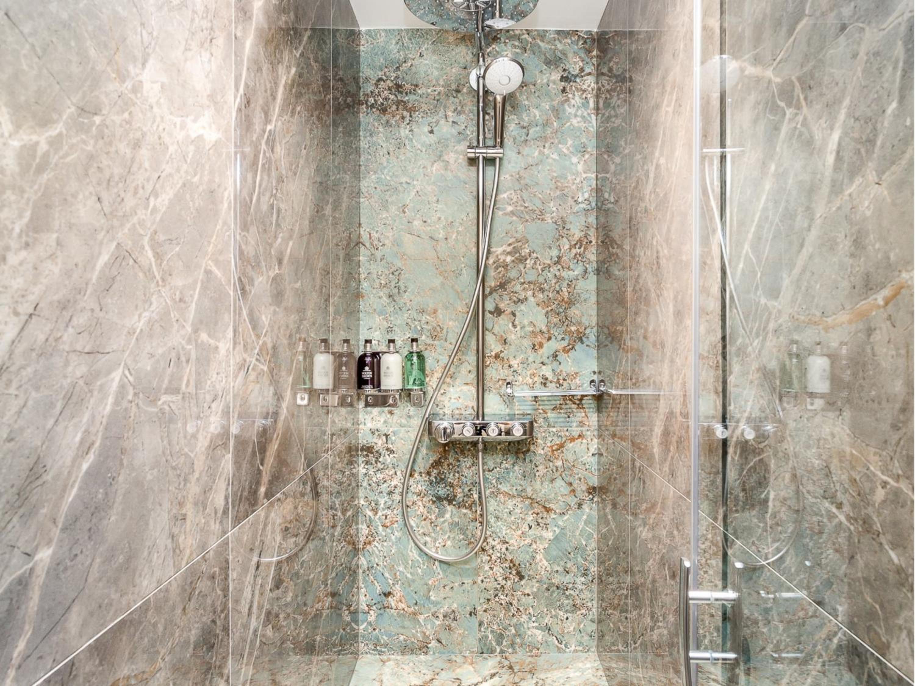 Merveil Signature Suite - Valois - Louvre view