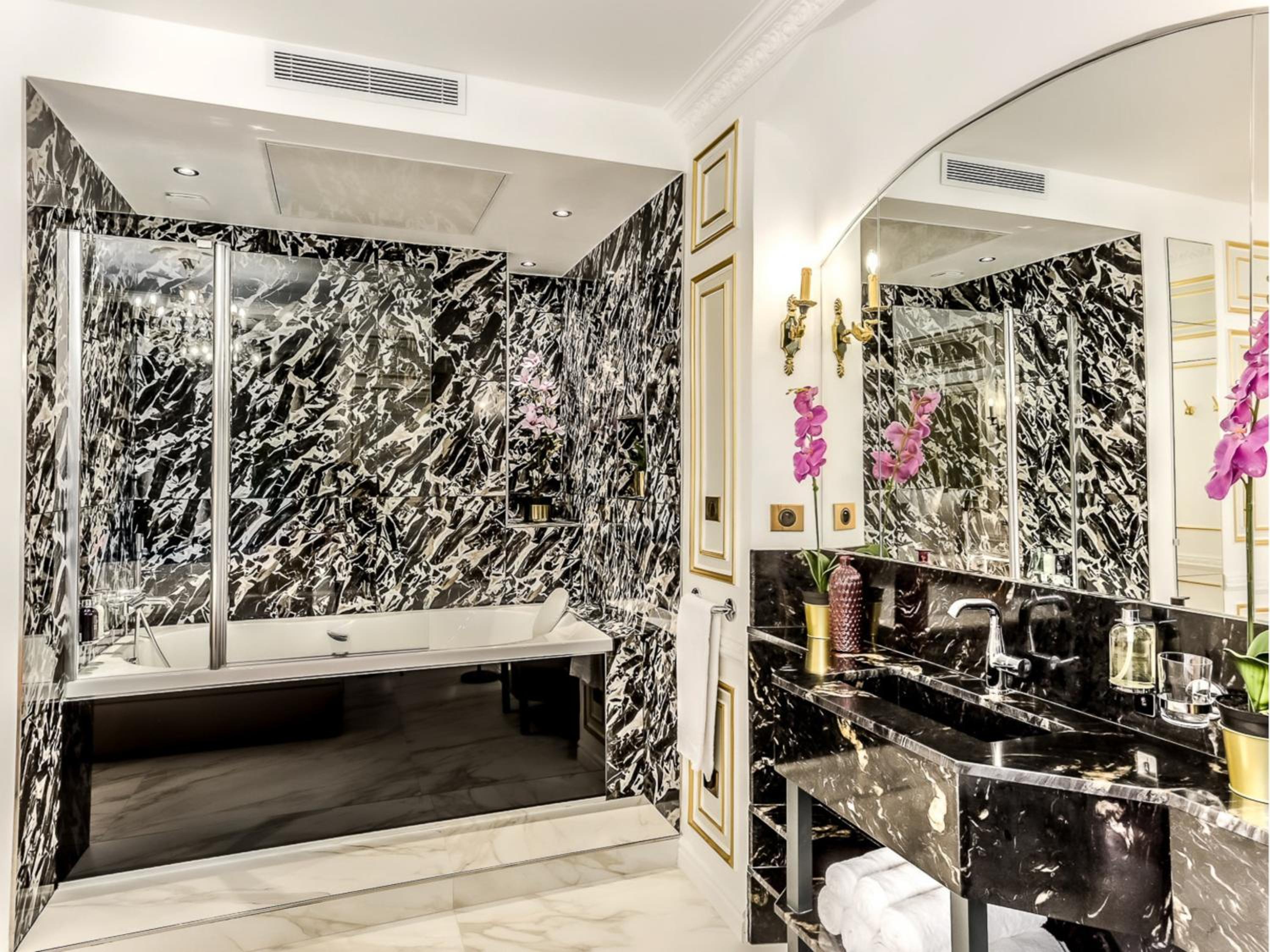 Merveil Signature Suite - Valois - Louvre view