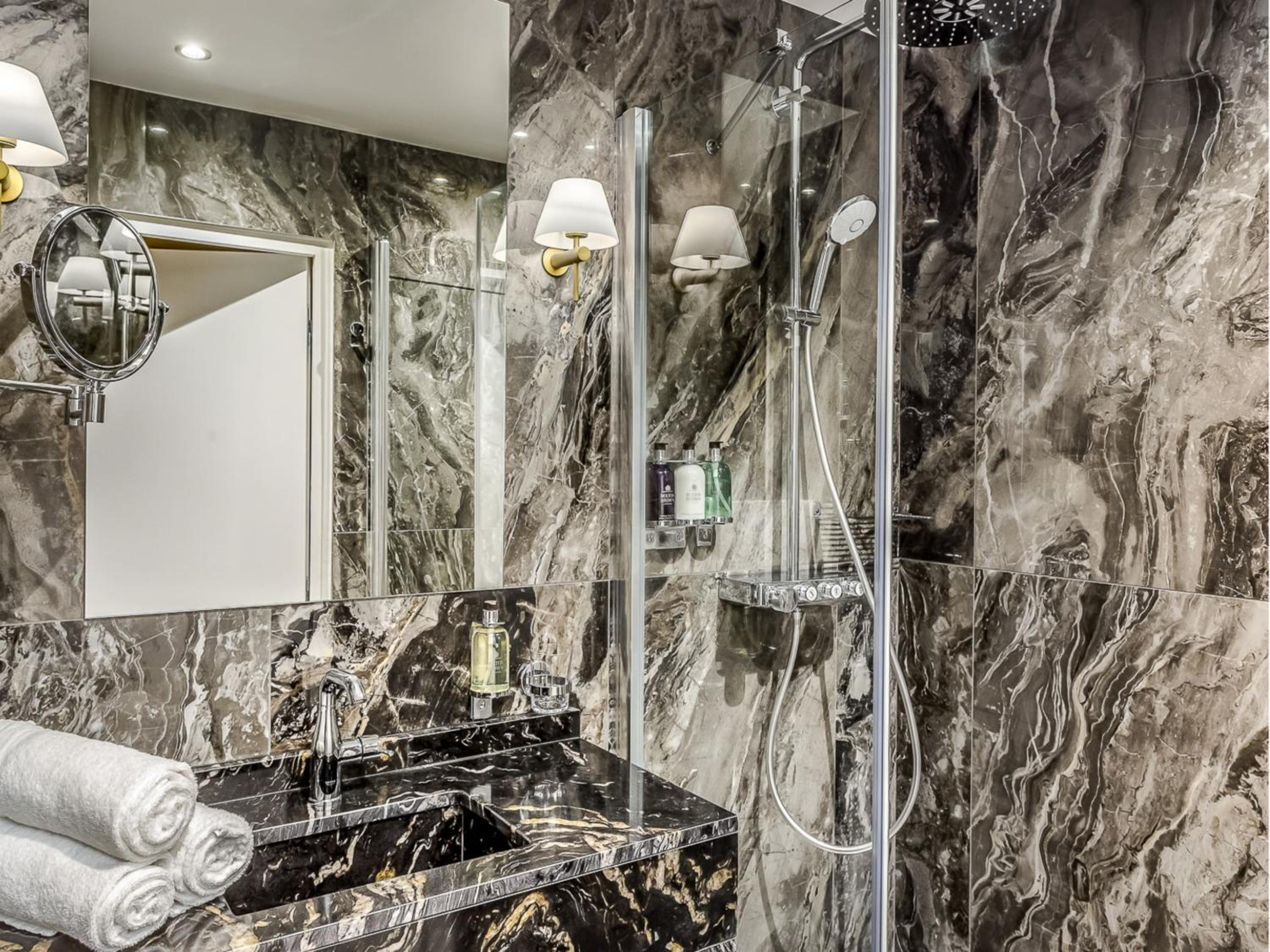 Merveil Signature Suite - Valois - Louvre view