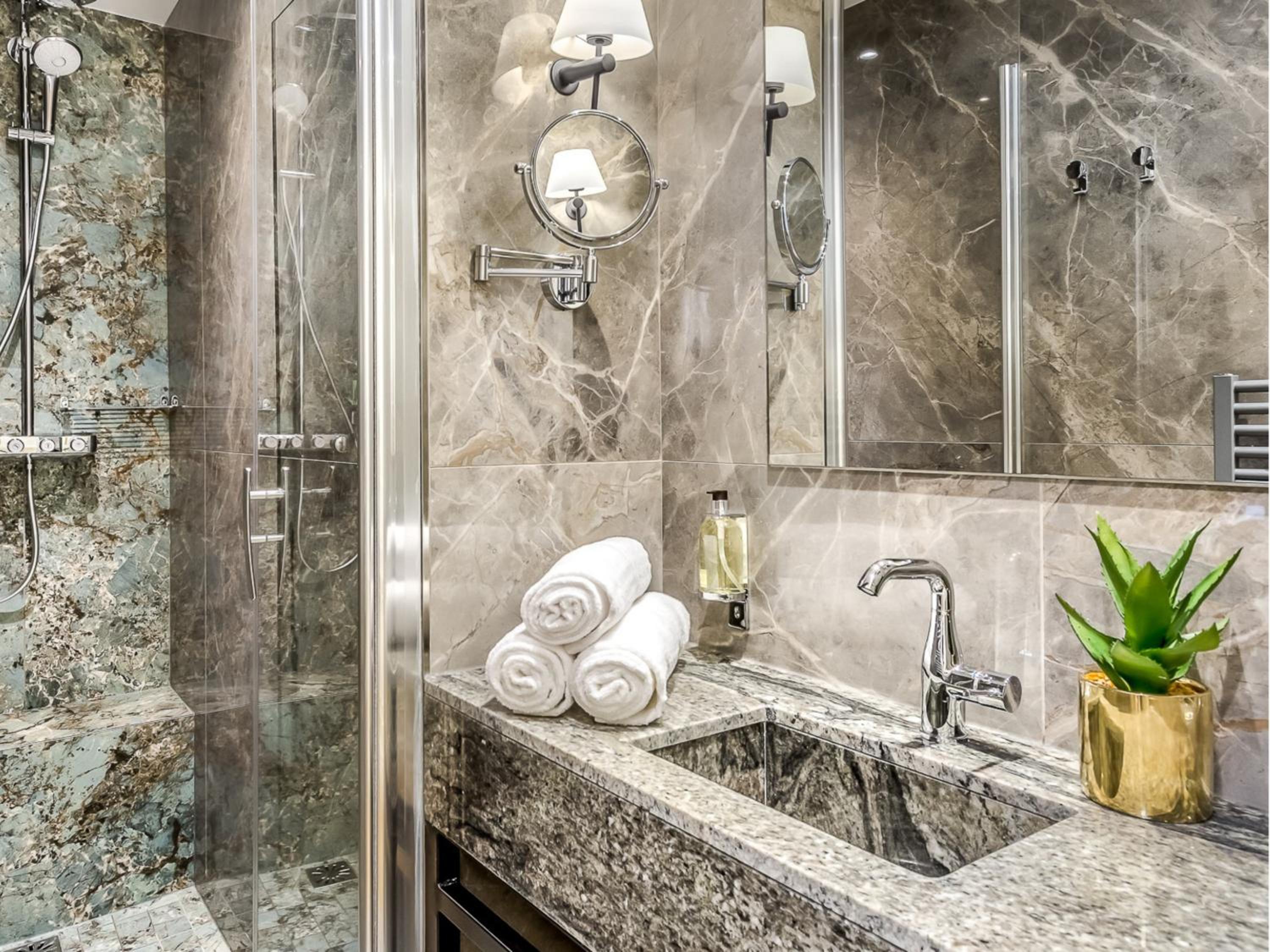 Merveil Signature Suite - Valois - Louvre view