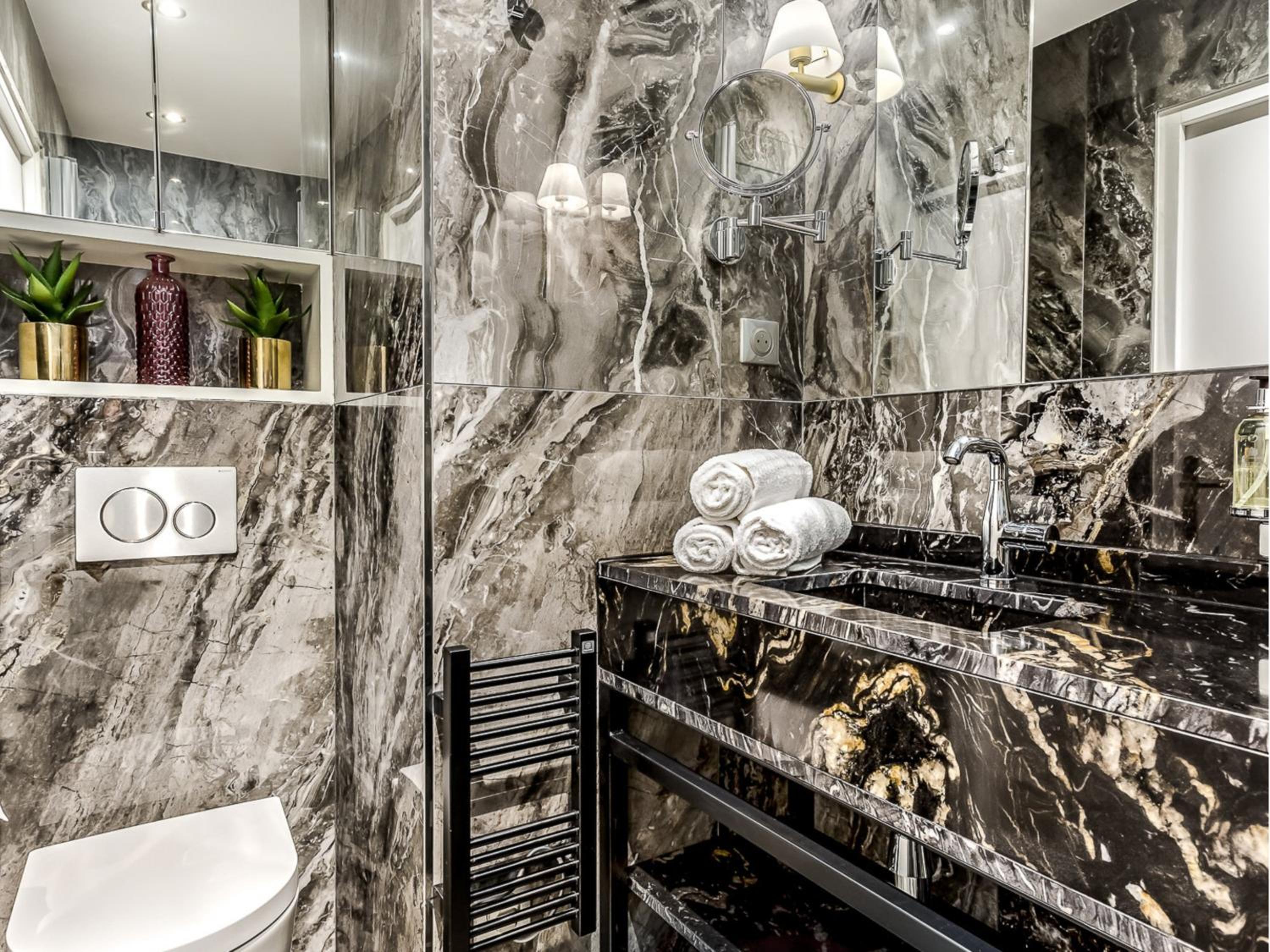 Merveil Signature Suite - Valois - Louvre view