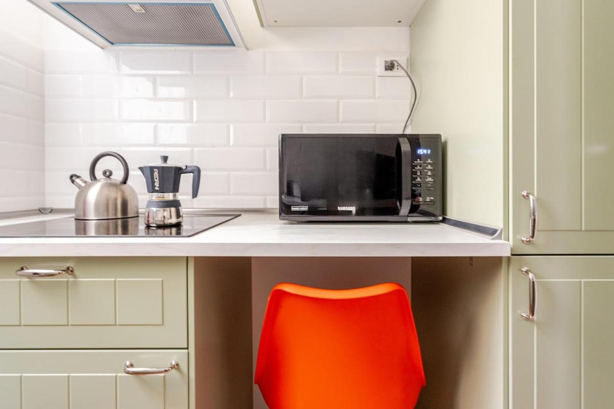 Funky 3BR Flat, Scenic Tram to Colosseum 7 Stops