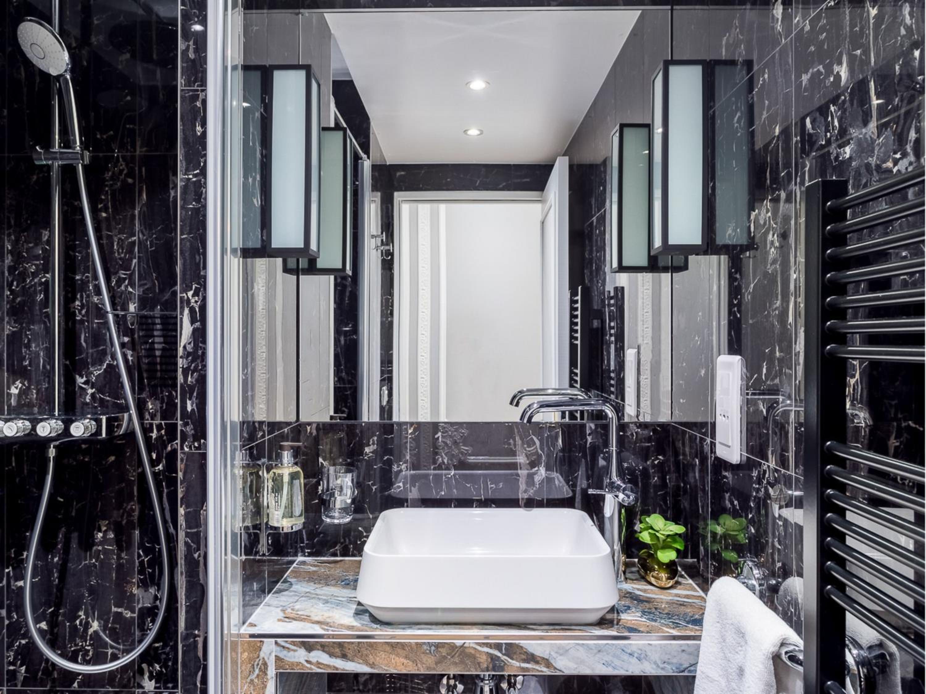 Merveil - Signature Suite - Louvre - Victoria