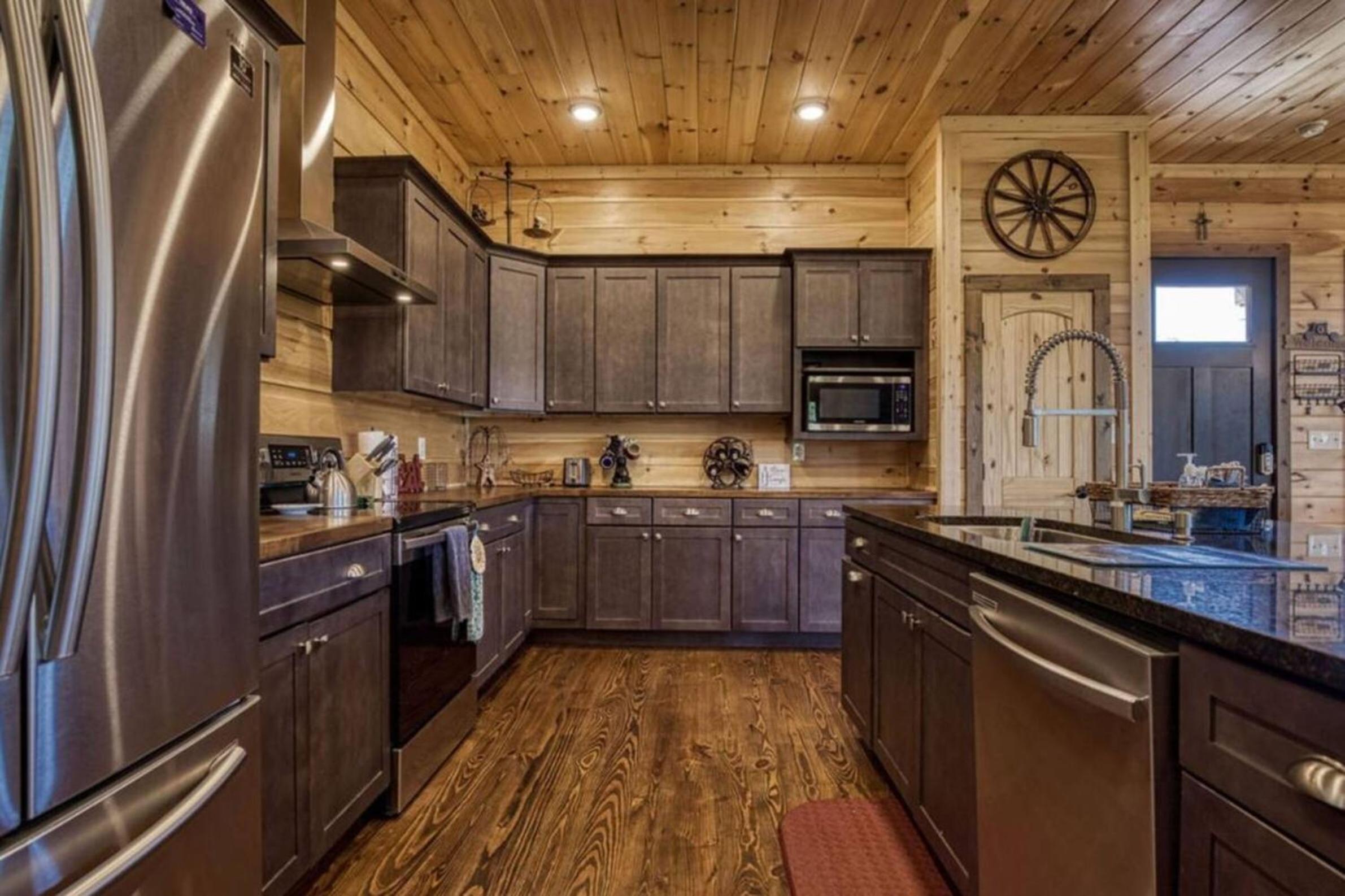 Timber Log Cabin Hot Tub,Pool Table Games MORE