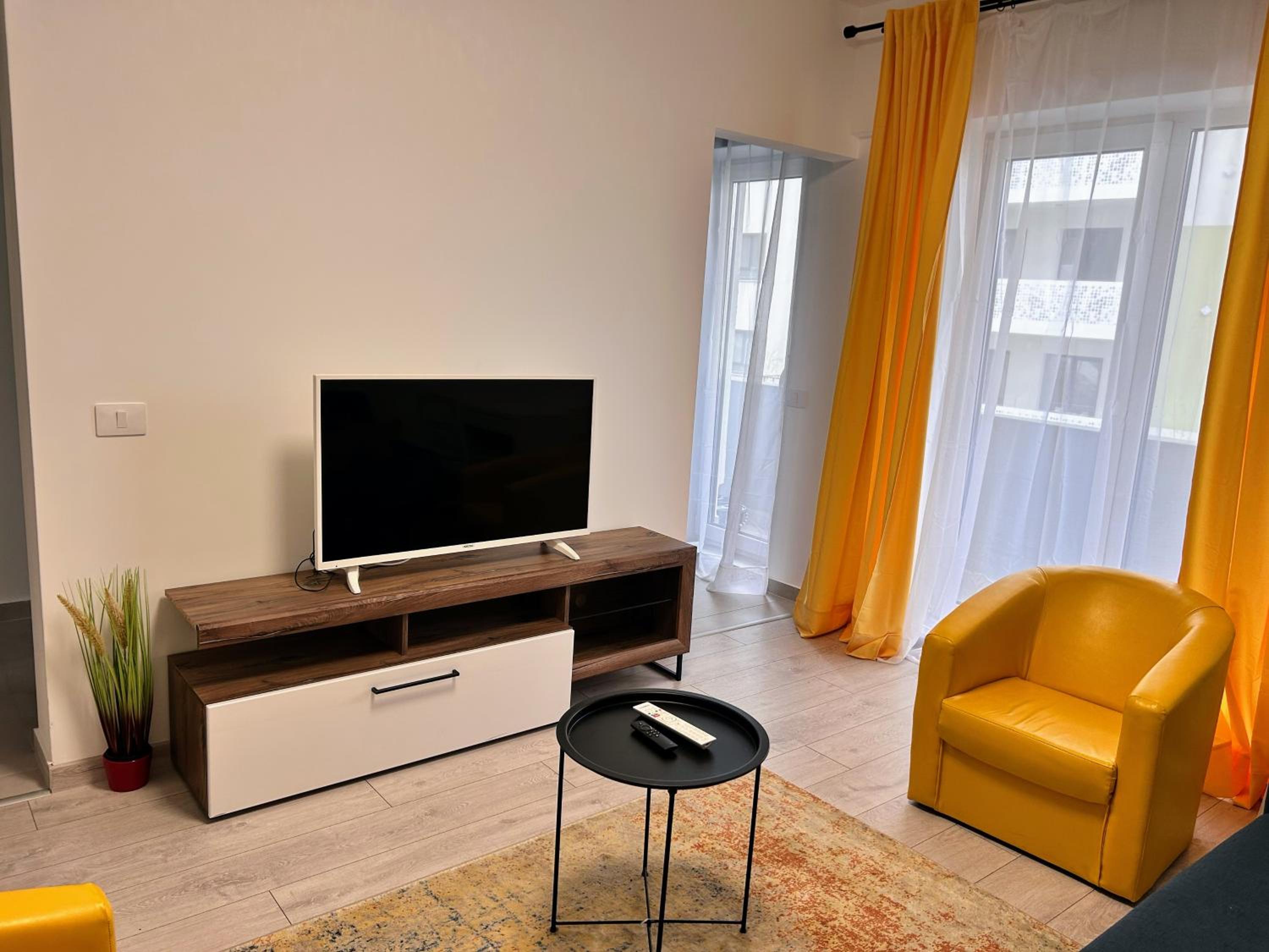 Yellow Dawn Modern Flat in Quiet Area with Garage Parking and Self Check-In