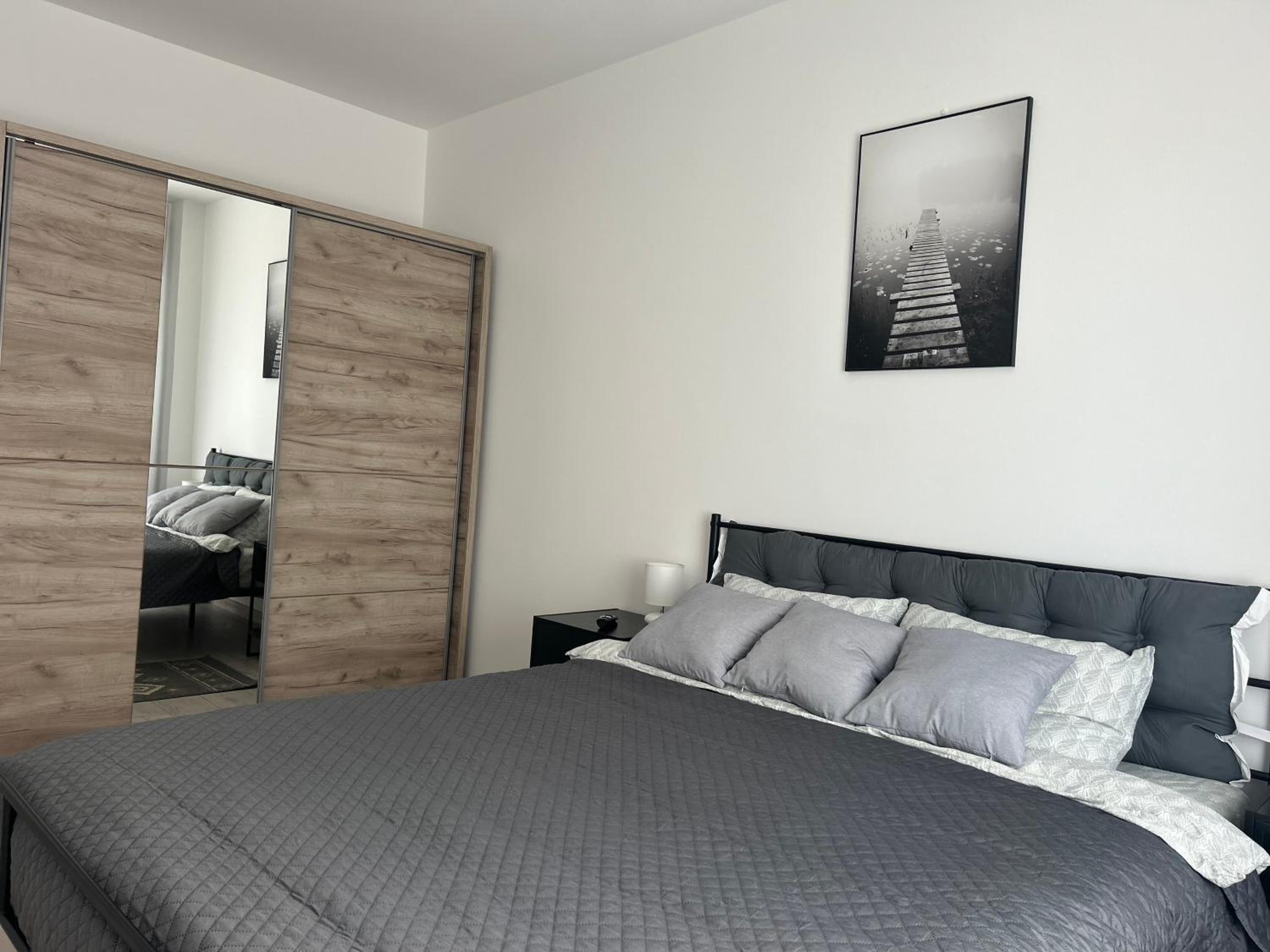 Yellow Dawn Modern Flat in Quiet Area with Garage Parking and Self Check-In