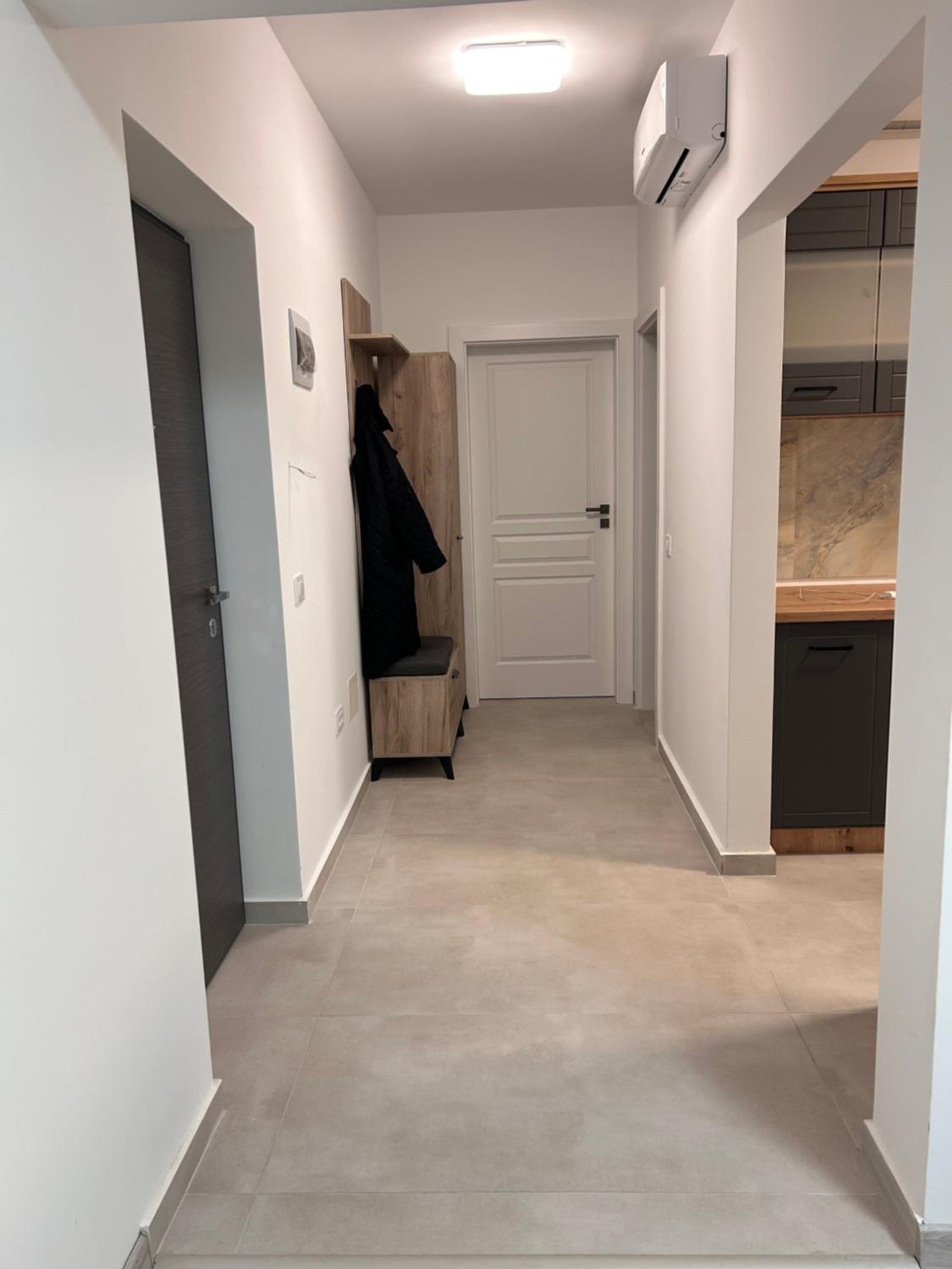 Yellow Dawn Modern Flat in Quiet Area with Garage Parking and Self Check-In