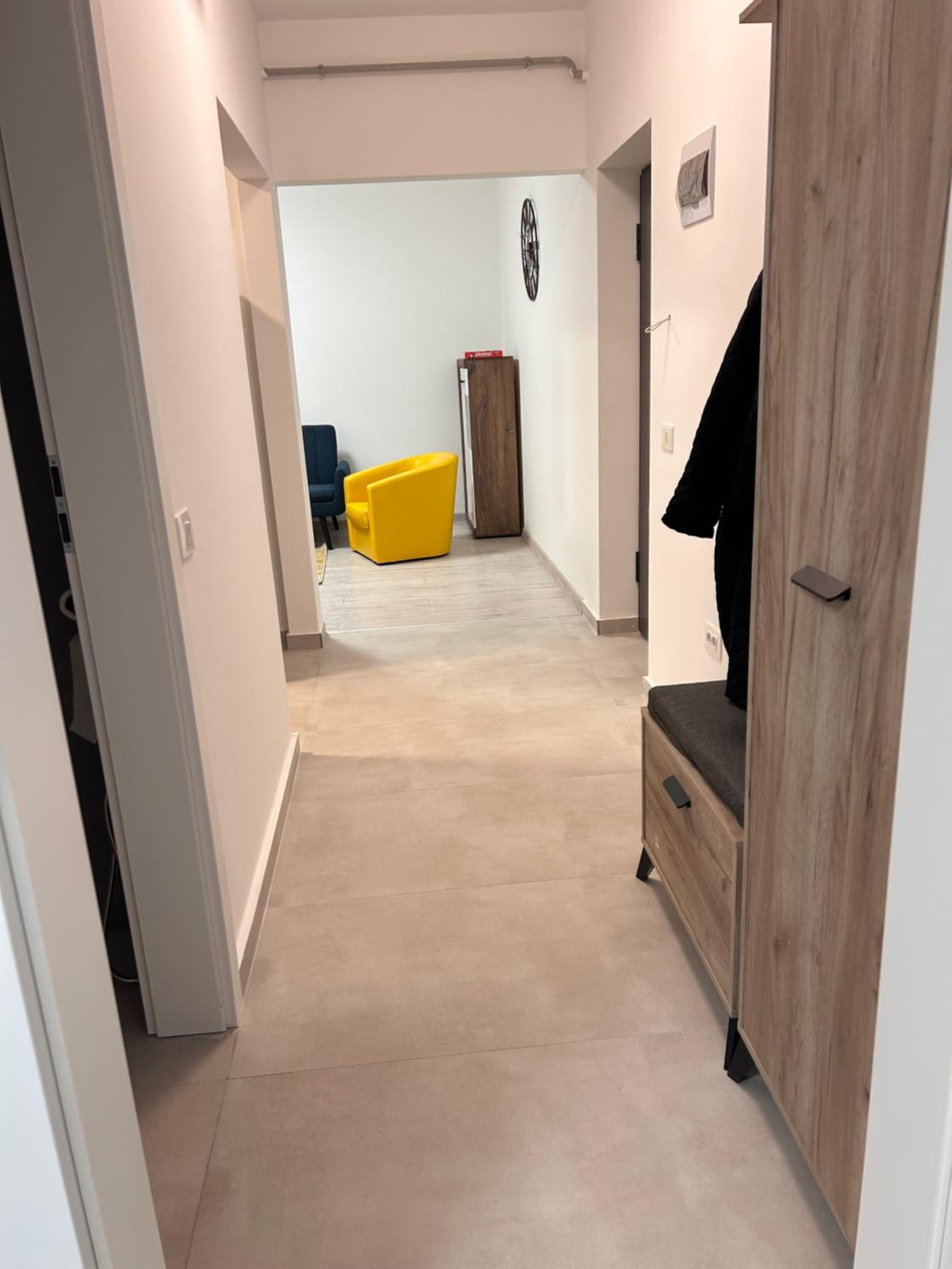 Yellow Dawn Modern Flat in Quiet Area with Garage Parking and Self Check-In