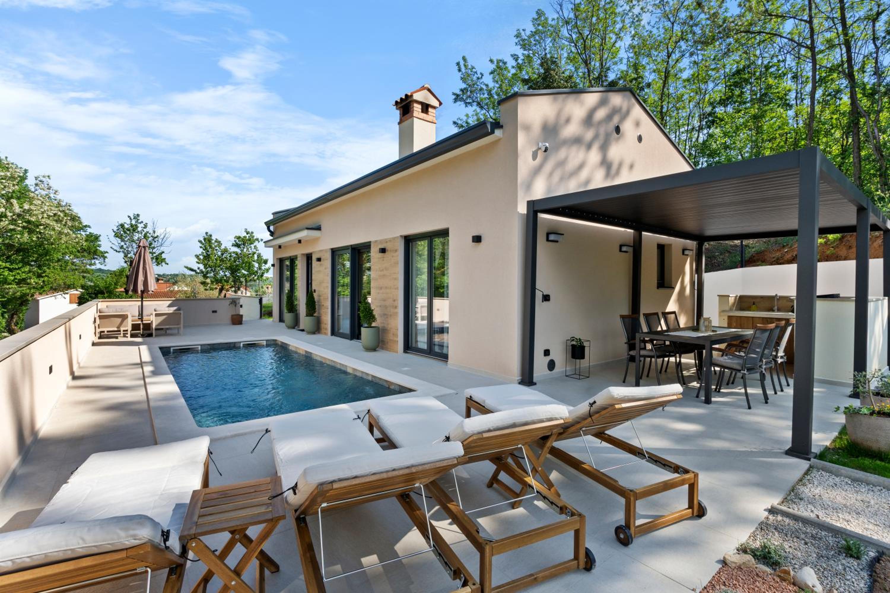 Charming Villa Harmonia with Heated pool and Indoor Jacuzzi surrounded by nature
